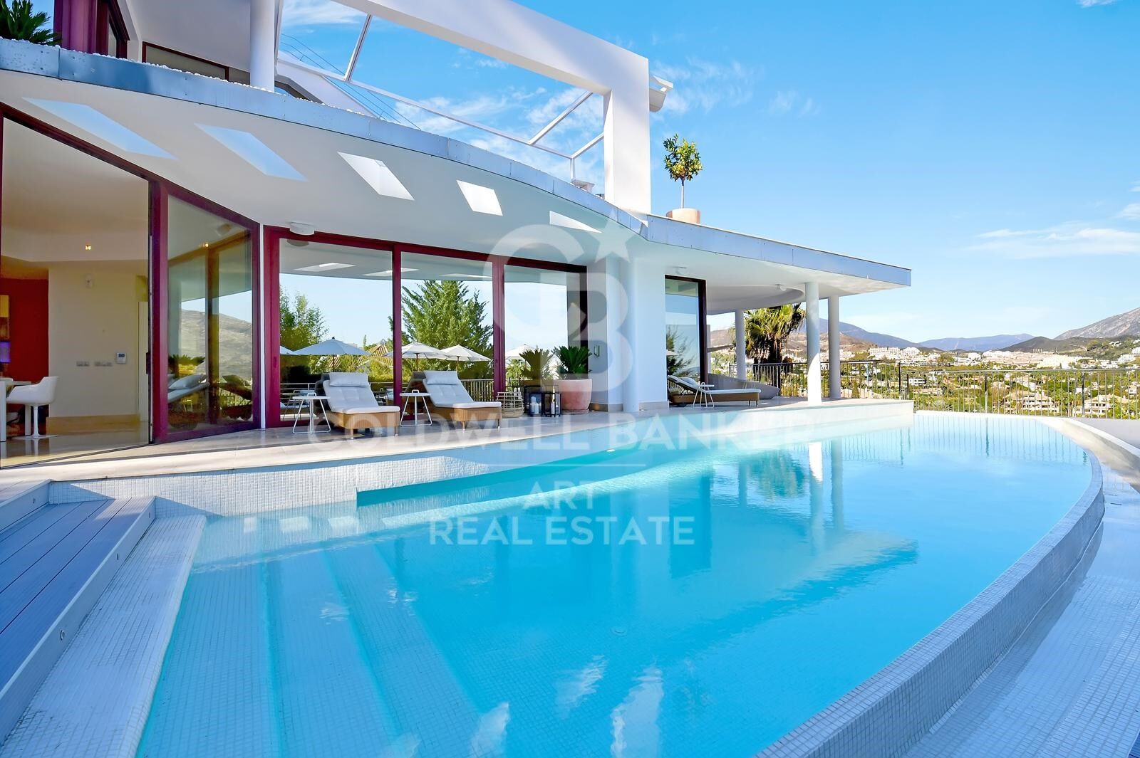 Luxury Villa with Cutting-Edge Design and Panoramic Views in Nueva Andalucía, Marbella