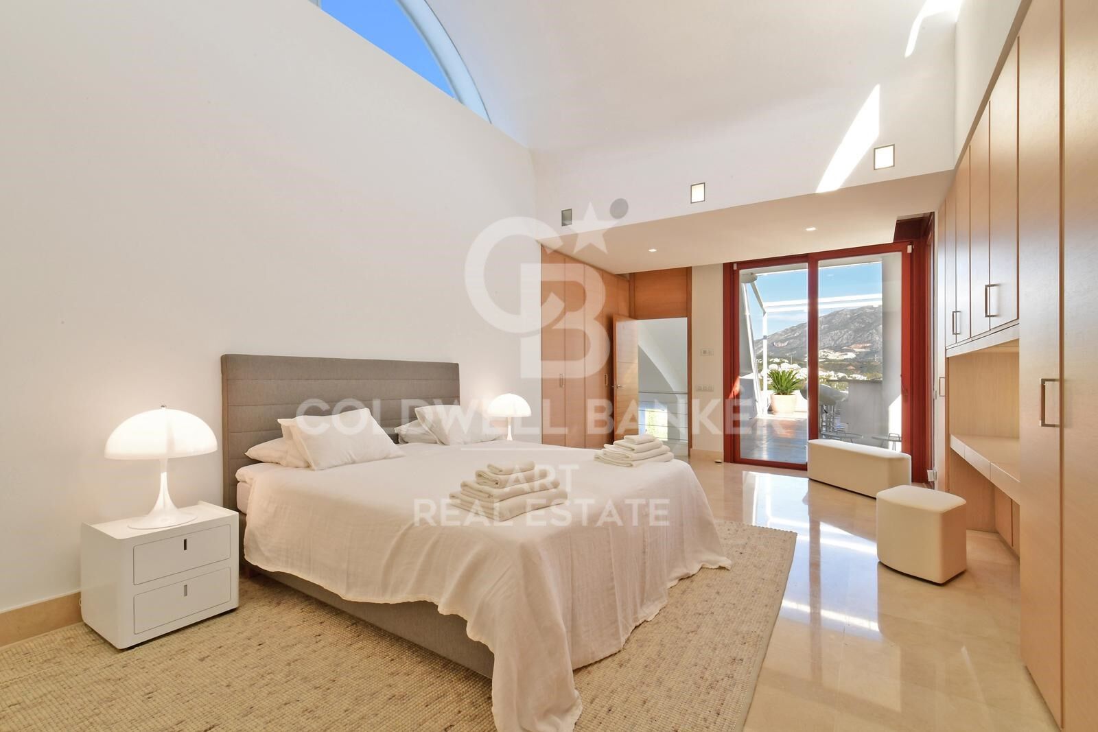 Villa de lujo de diseño vanguardista con vistas panorámicas en Nueva Andalucía, Marbella