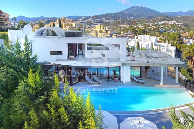 Luxury Villa with Cutting-Edge Design and Panoramic Views in Nueva Andalucía, Marbella