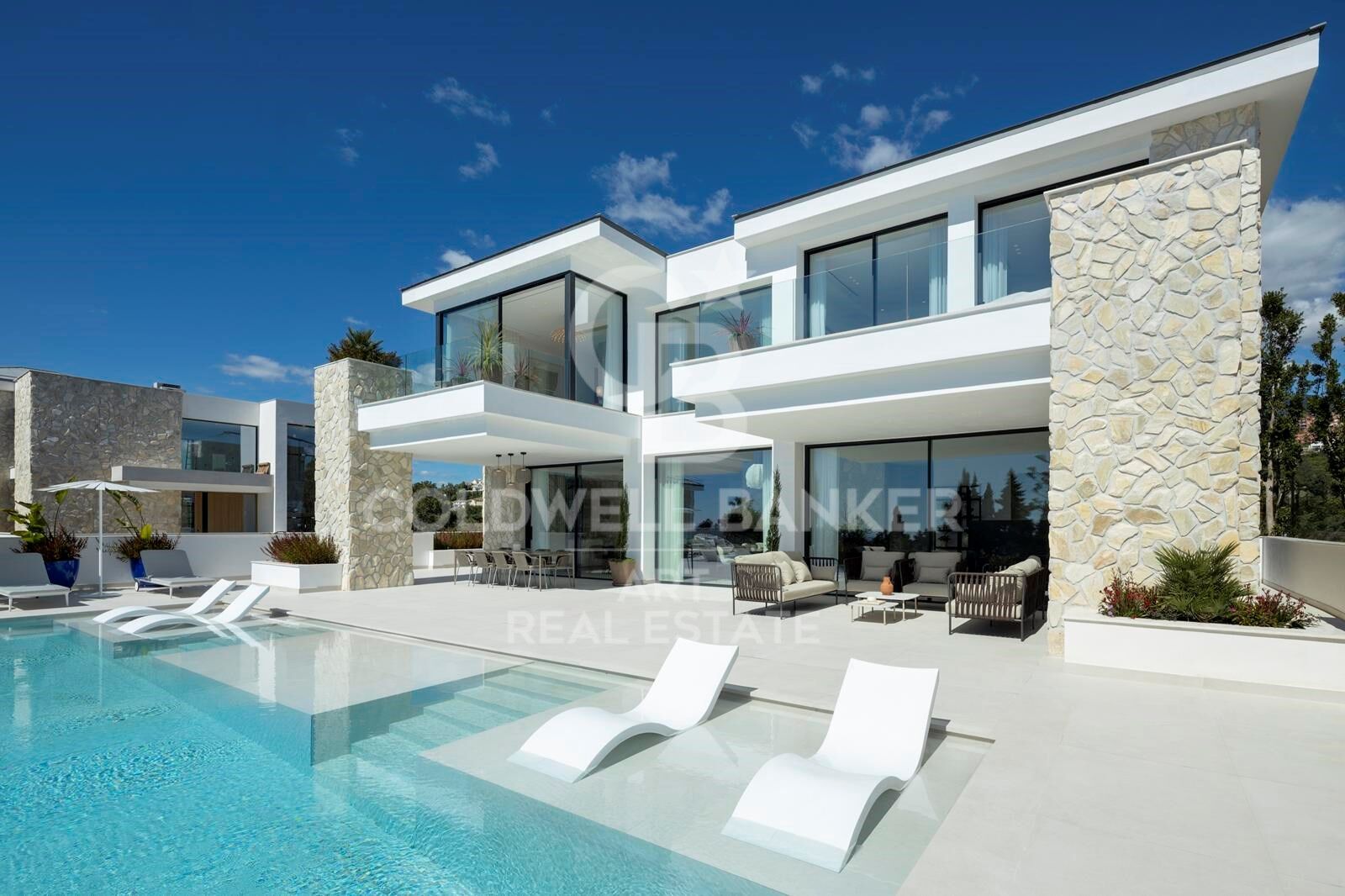 Obra maestra moderna a estrenar con vistas panorámicas en La Quinta, Benahavís