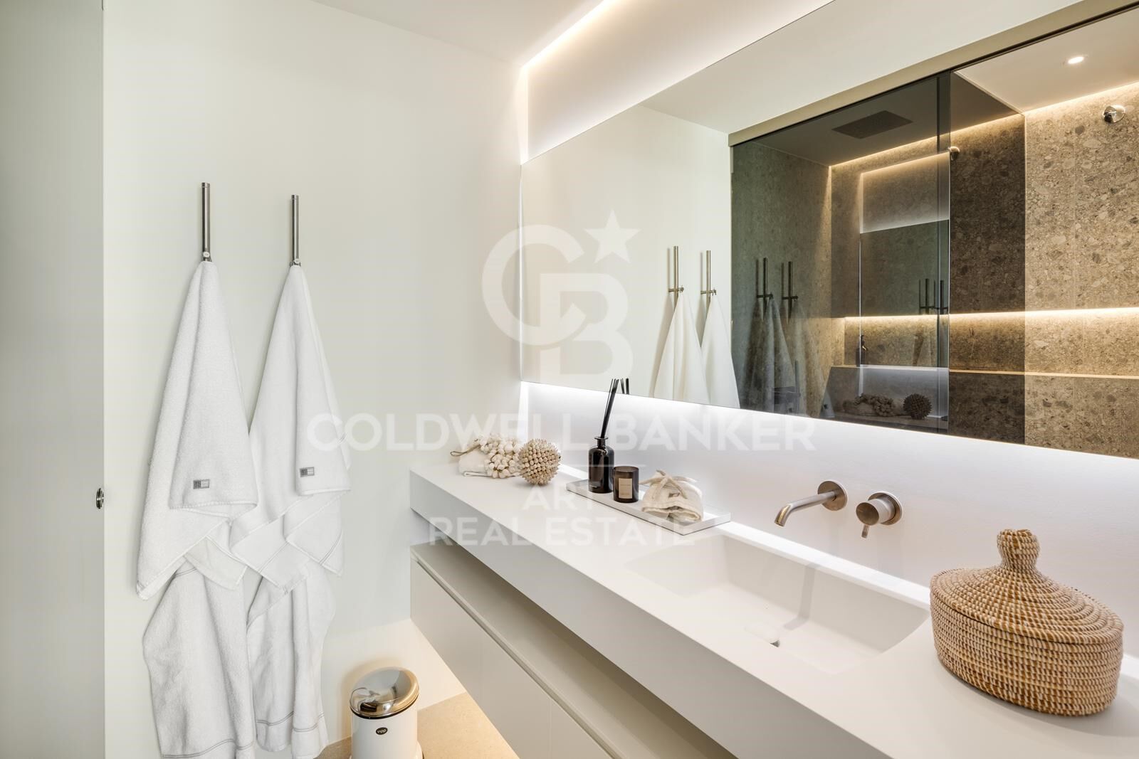 Villa contemporánea con vistas panorámicas al mar en La Quinta, Benahavís