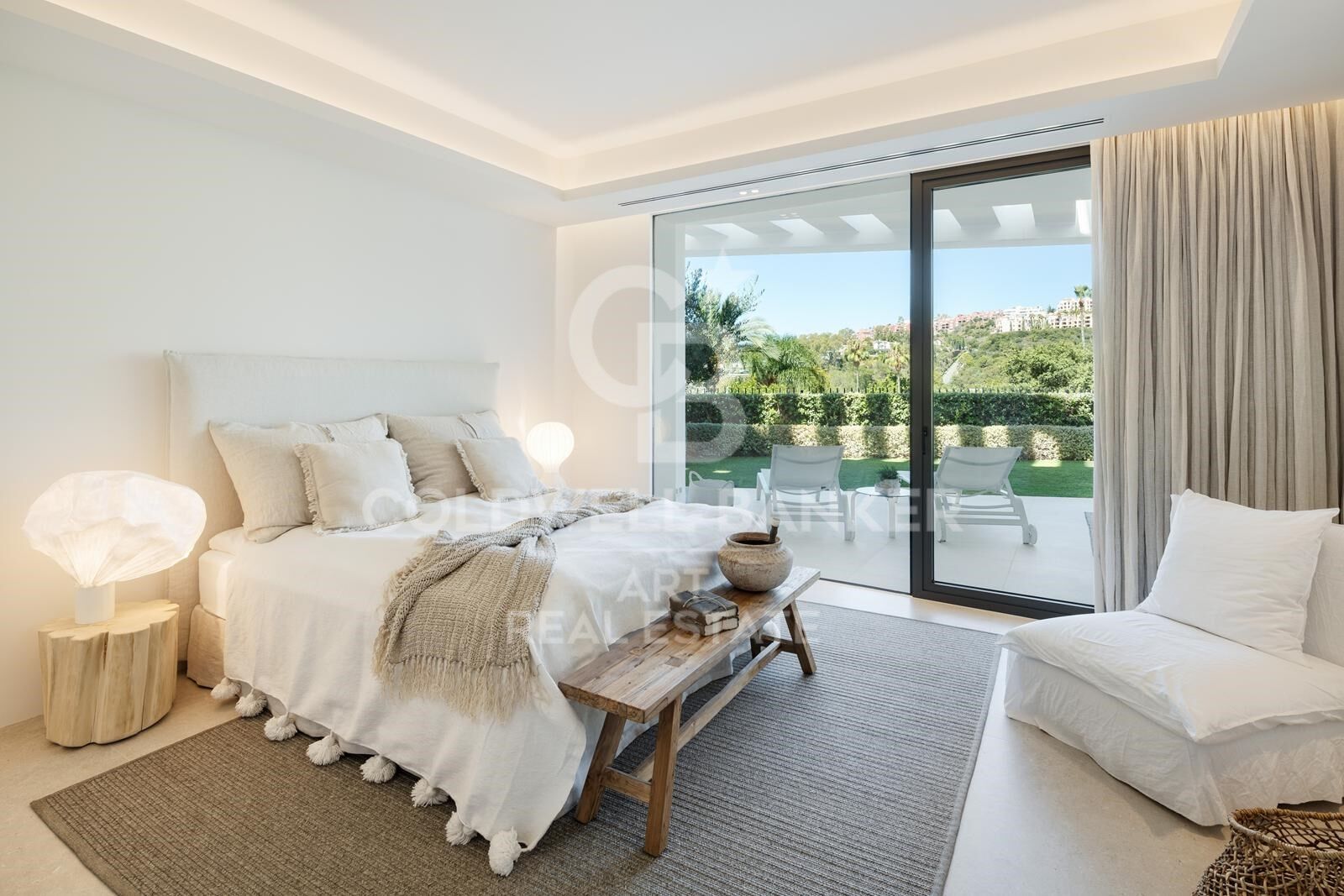 Zeitgenössische Villa mit Panoramablick auf Meer und Berge in La Quinta, Benahavís