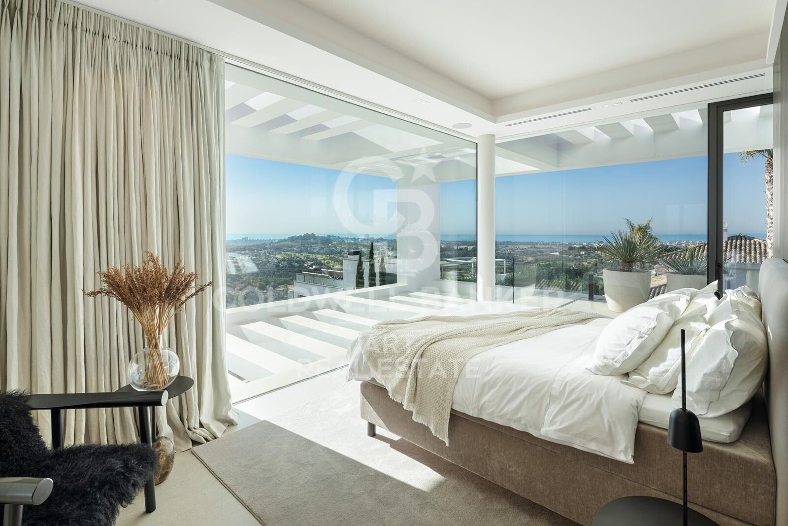 Zeitgenössische Villa mit Panoramablick auf Meer und Berge in La Quinta, Benahavís