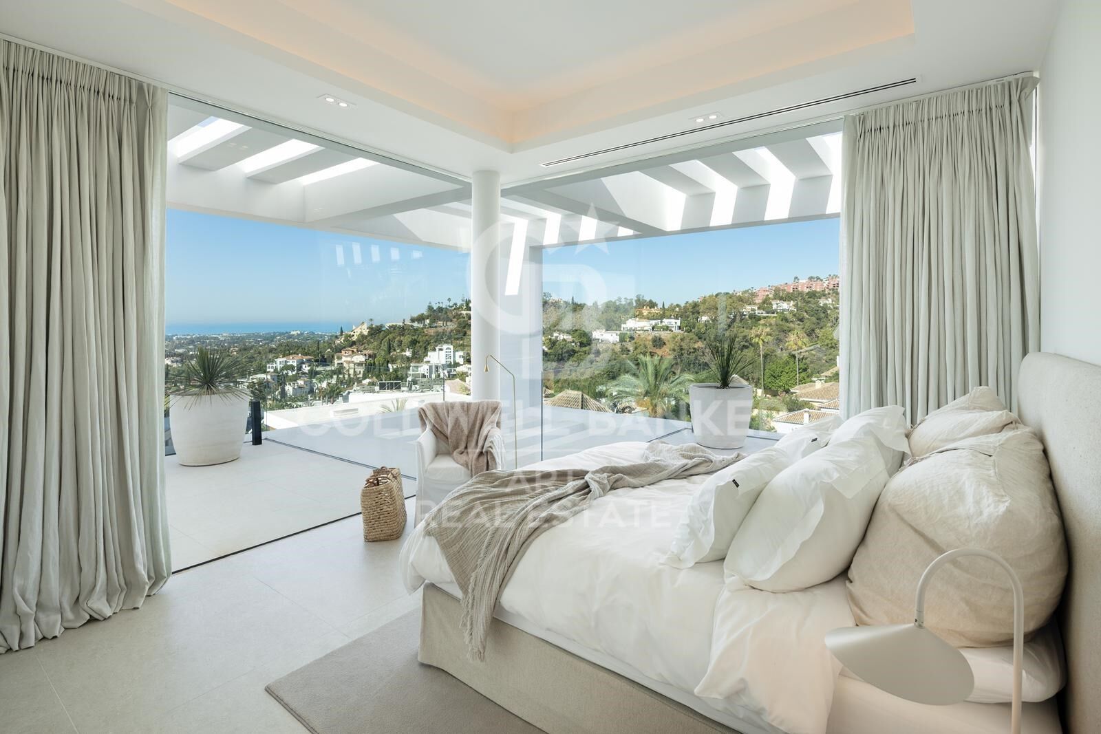 Villa contemporánea con vistas panorámicas al mar en La Quinta, Benahavís