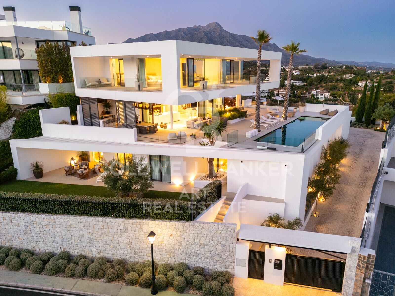 Contemporary villa with panoramic sea views in La Quinta, Benahavís