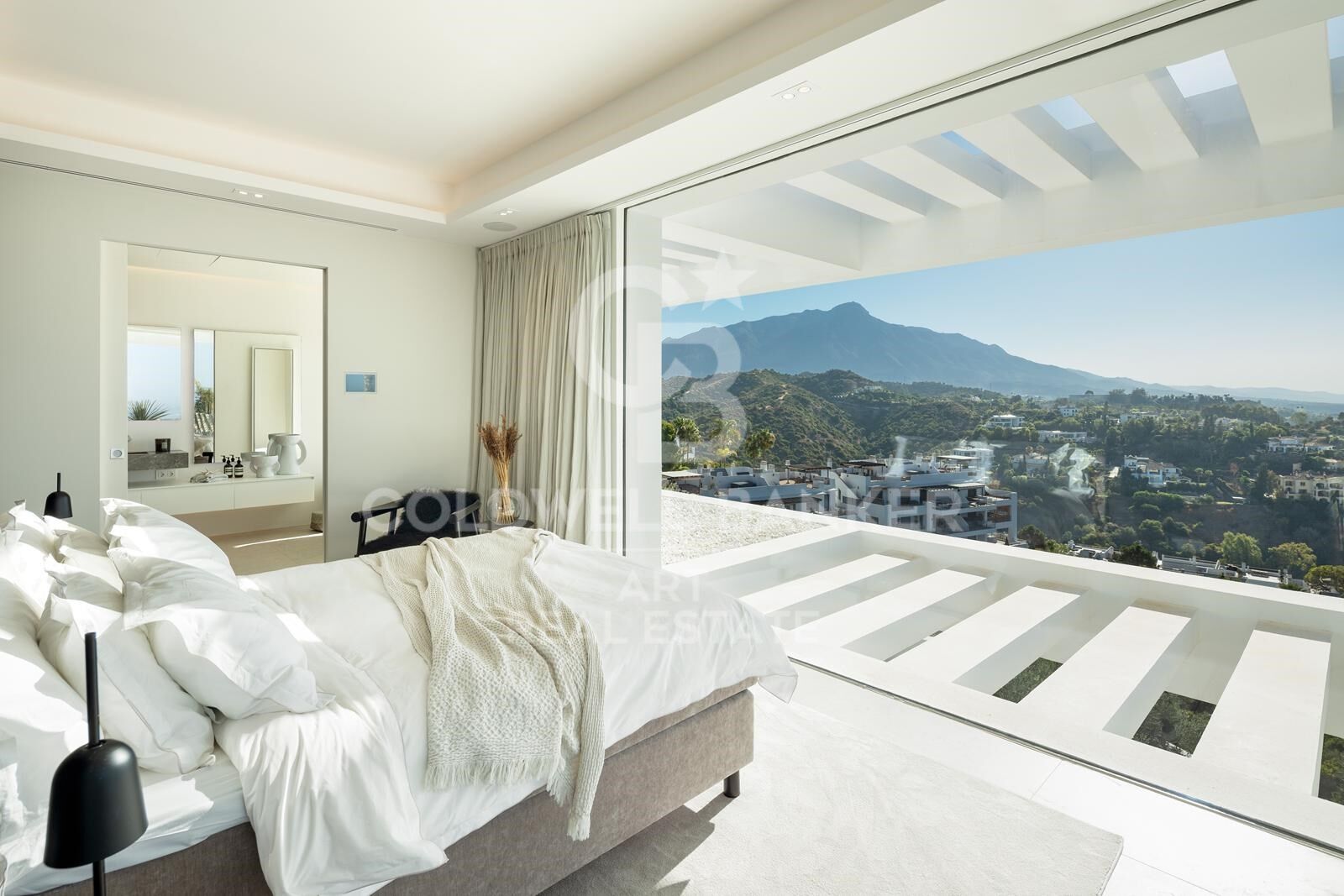 Contemporary villa with panoramic sea views in La Quinta, Benahavís