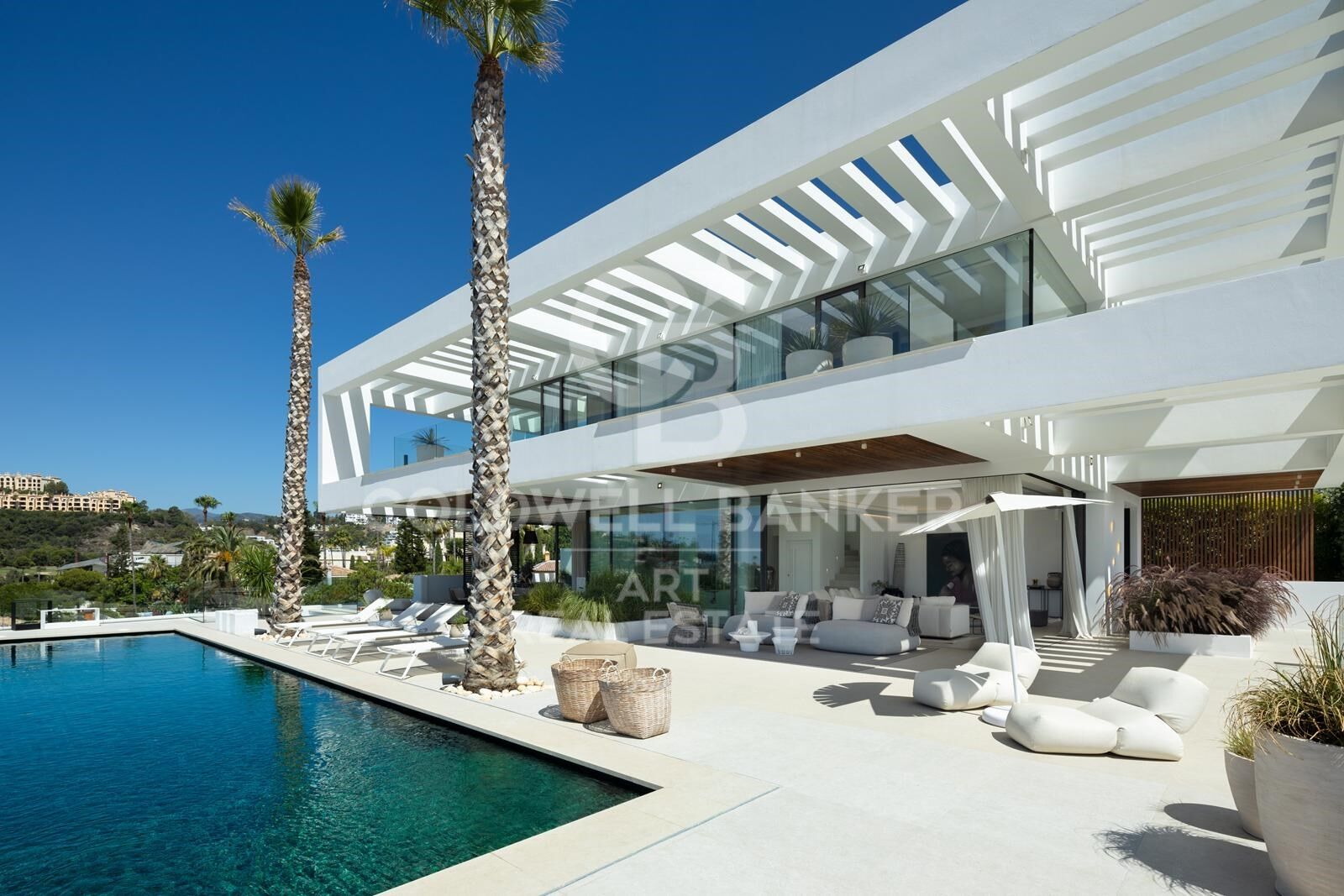 Zeitgenössische Villa mit Panoramablick auf Meer und Berge in La Quinta, Benahavís