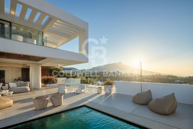 Zeitgenössische Villa mit Panoramablick auf Meer und Berge in La Quinta, Benahavís