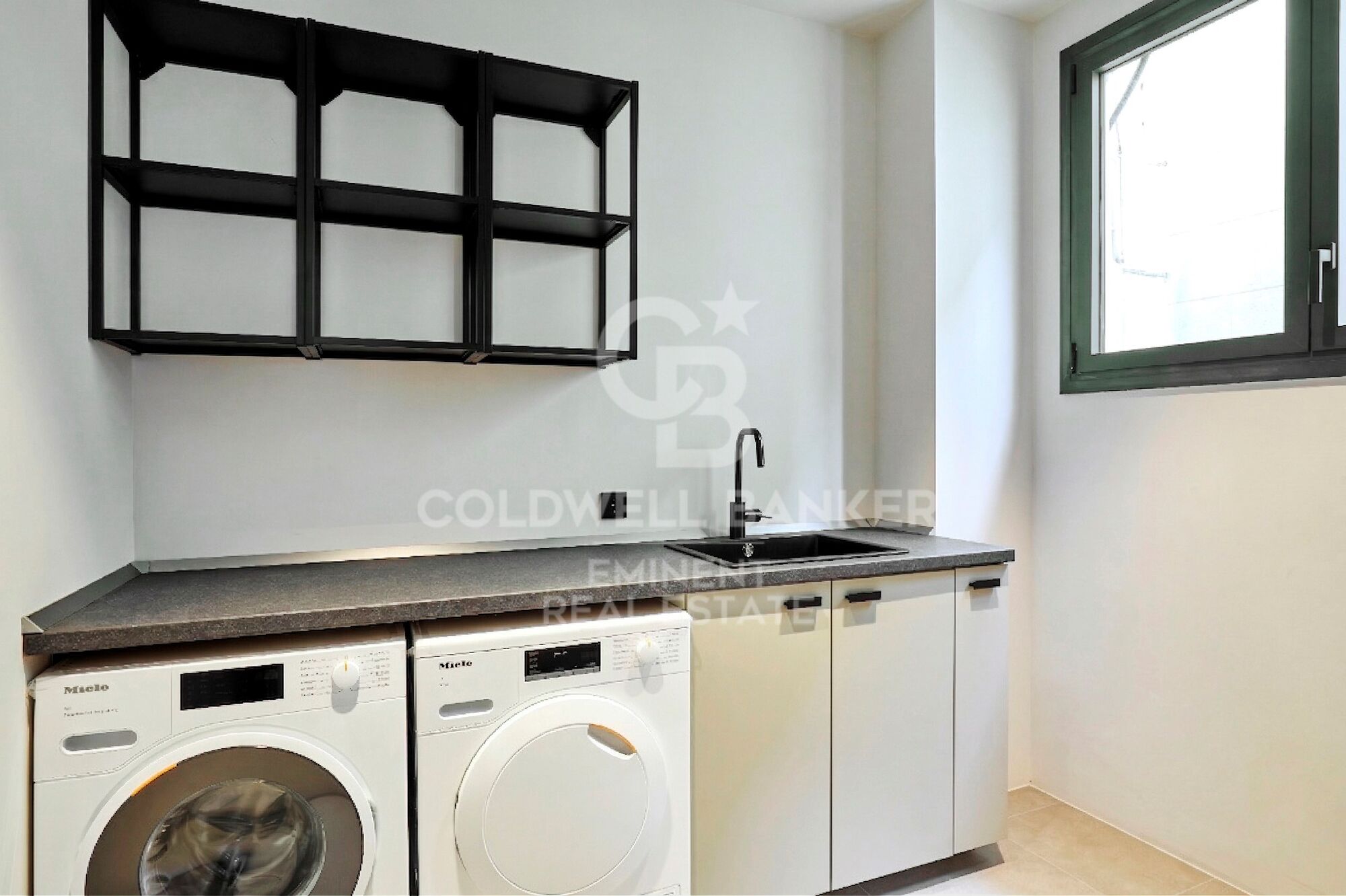 Piso en venta ubicado en la calle Muntaner, junto a la Avenida Diagonal y la calle Francesc Macià.