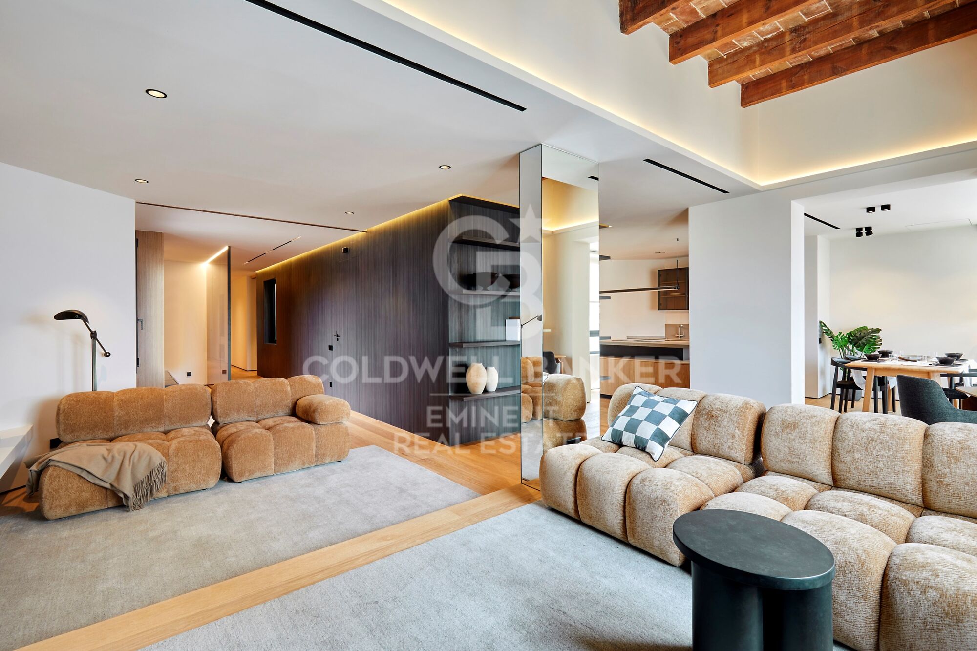 Apartment for sale located on Muntaner Street, next to Avenida Diagonal and Francesc Macià.