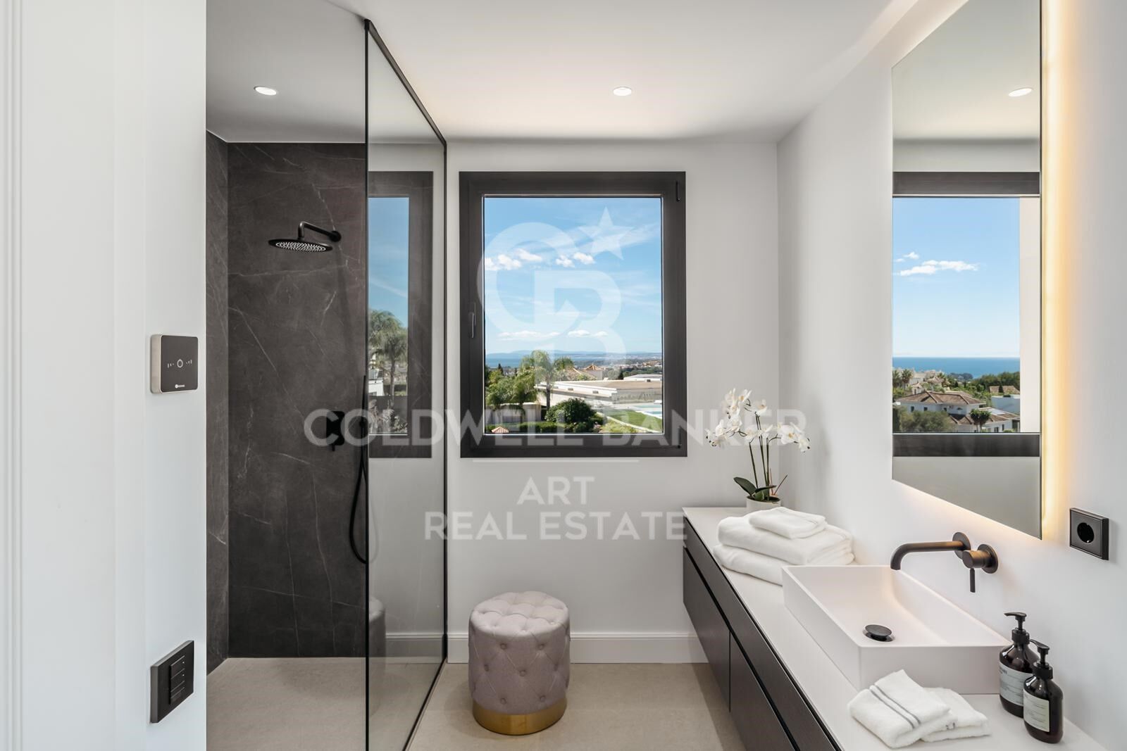 Impressive villa with panoramic sea views in Los Flamingos, Benahavís