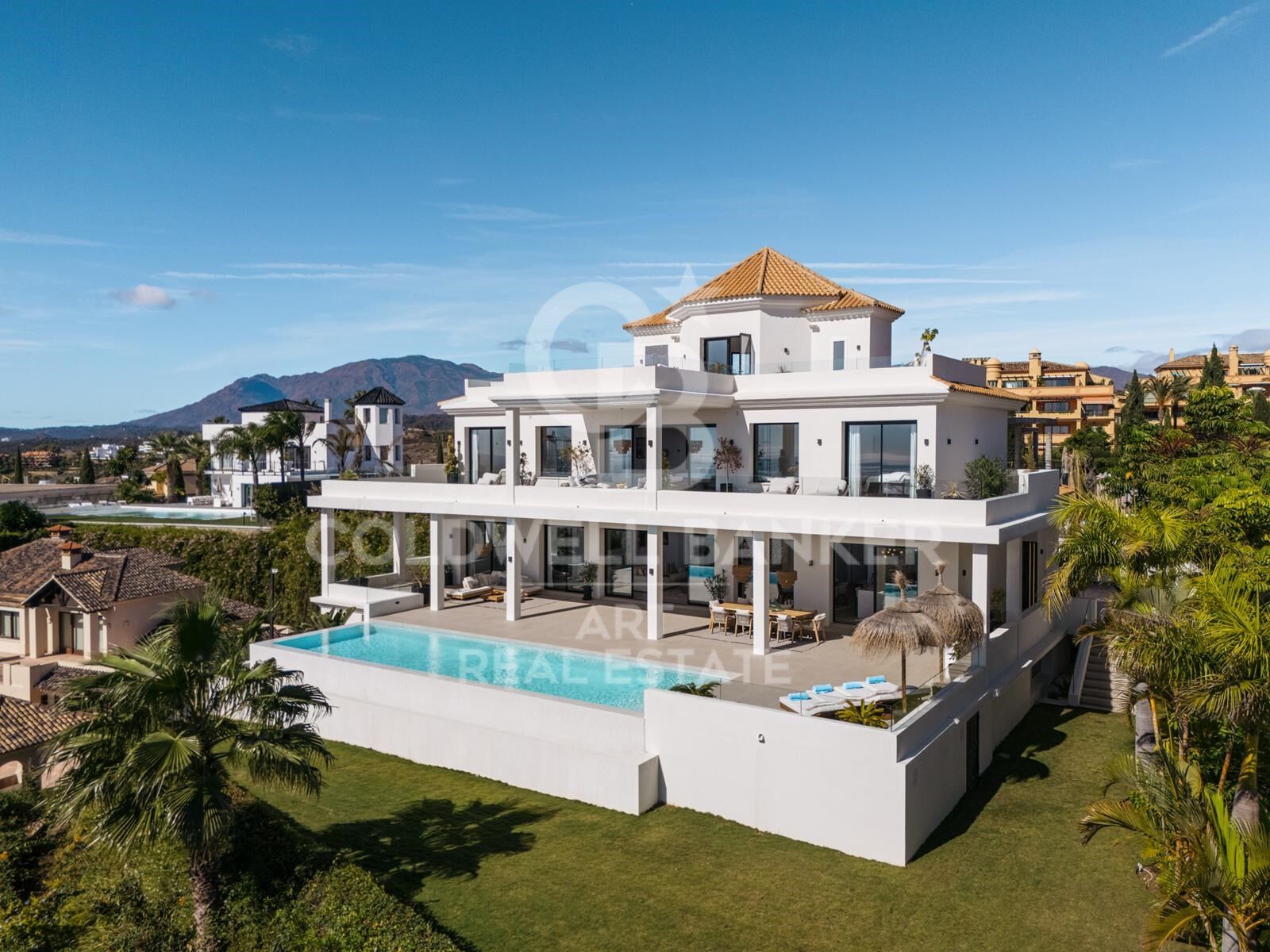 Impresionante villa con vistas panorámicas al mar en Los Flamingos, Benahavís