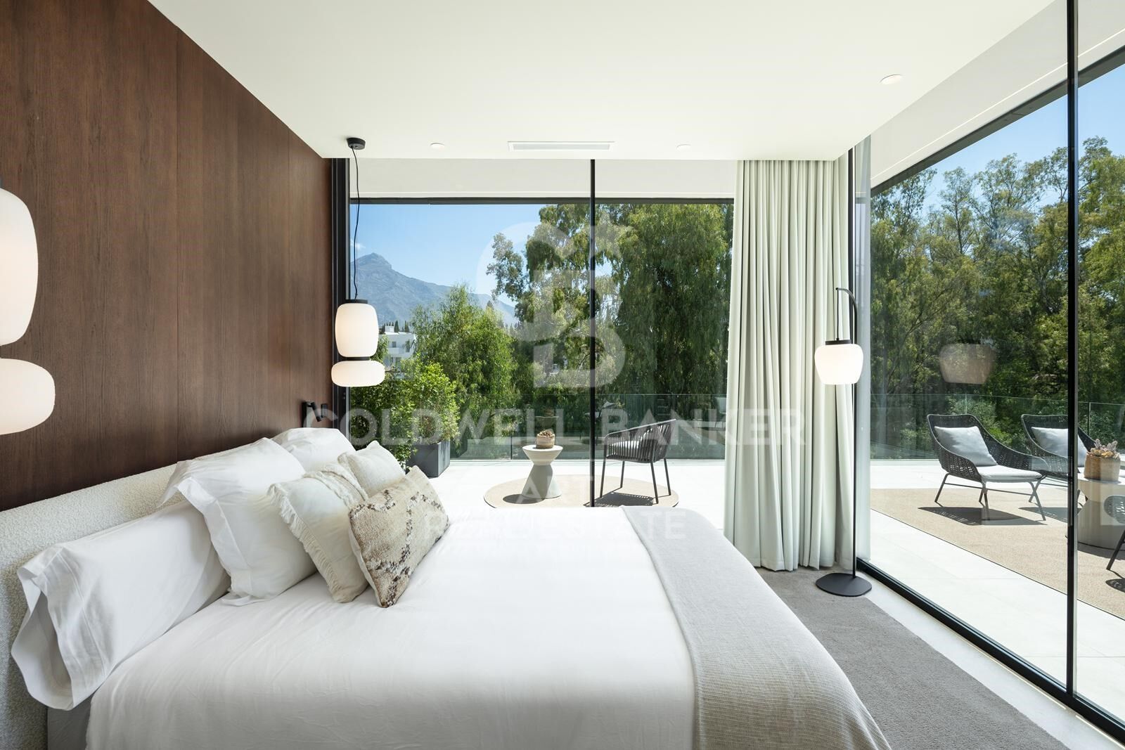 Elegant eco-conscious villa with panoramic views in prestigious La Cerquilla, Nueva Andalucía