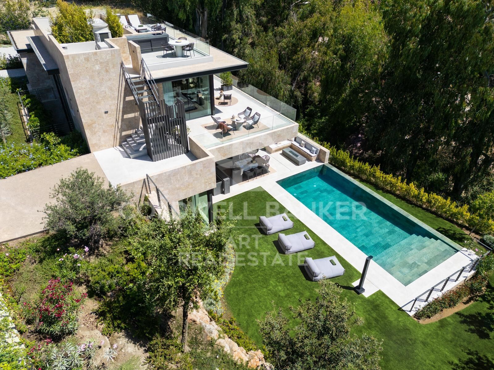 Elegant eco-conscious villa with panoramic views in prestigious La Cerquilla, Nueva Andalucía