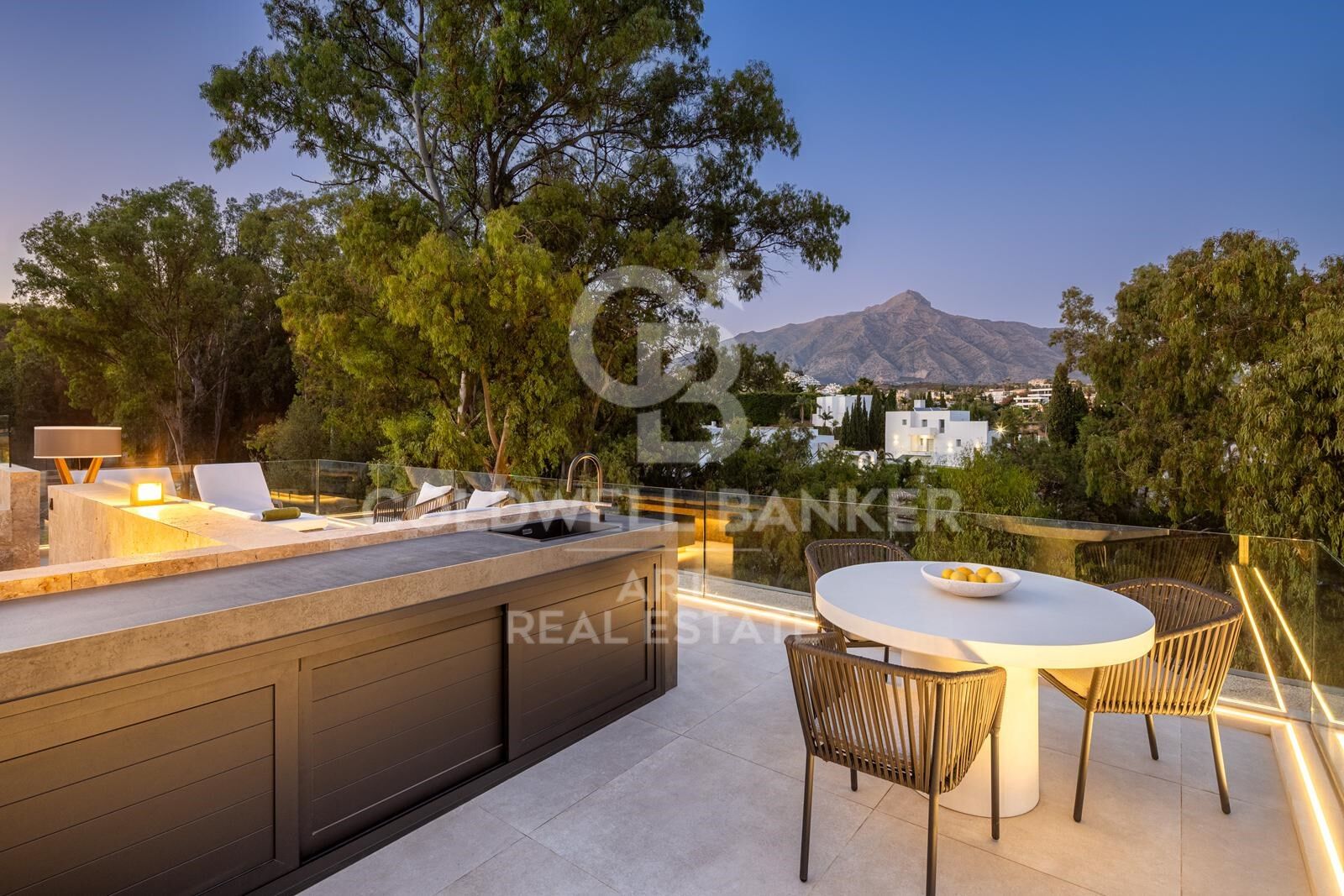 Elegant eco-conscious villa with panoramic views in prestigious La Cerquilla, Nueva Andalucía