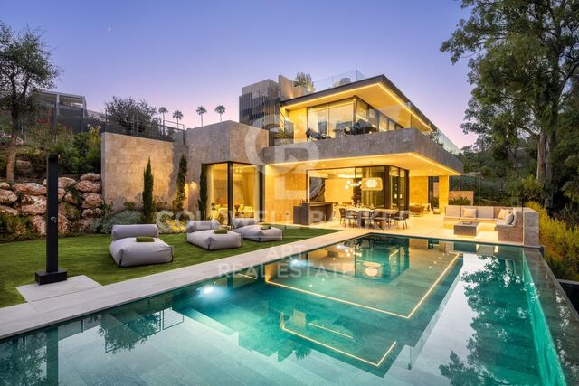 Elegant eco-conscious villa with panoramic views in prestigious La Cerquilla, Nueva Andalucía