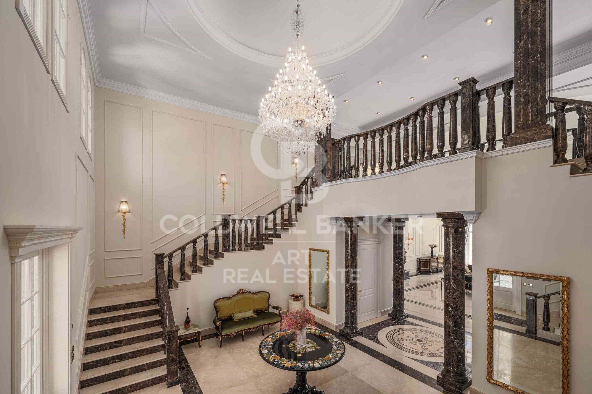 Spektakuläre neoklassizistische Villa mit Panoramablick aufs Meer in Sierra Blanca, Marbella