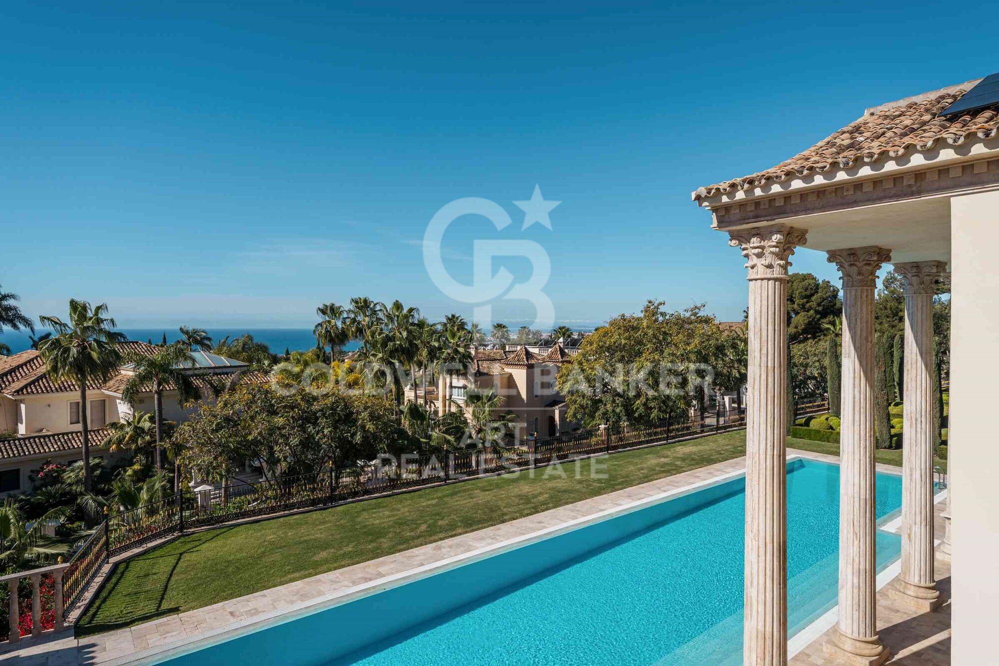 Spektakuläre neoklassizistische Villa mit Panoramablick aufs Meer in Sierra Blanca, Marbella
