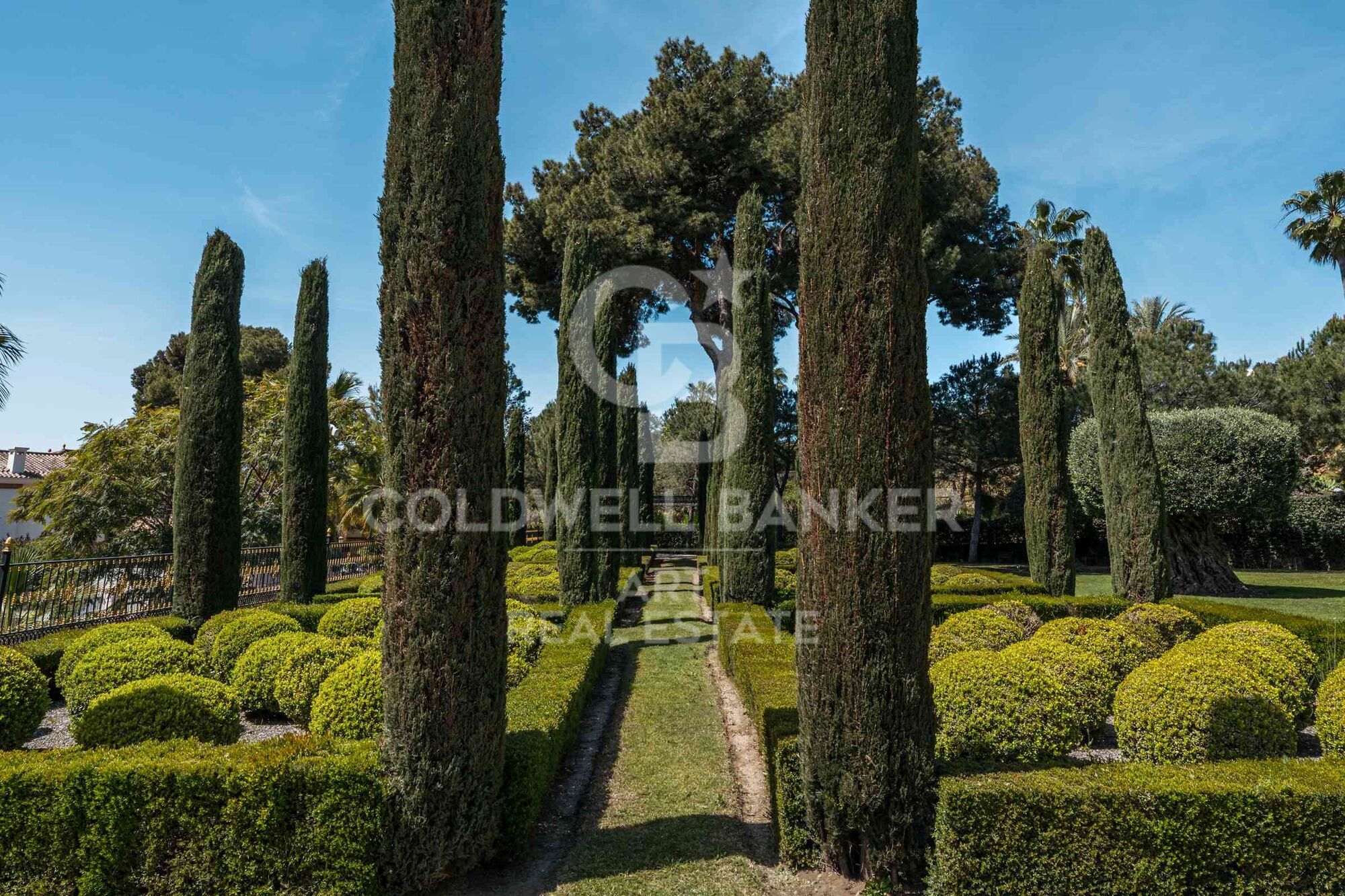 Spektakuläre neoklassizistische Villa mit Panoramablick aufs Meer in Sierra Blanca, Marbella