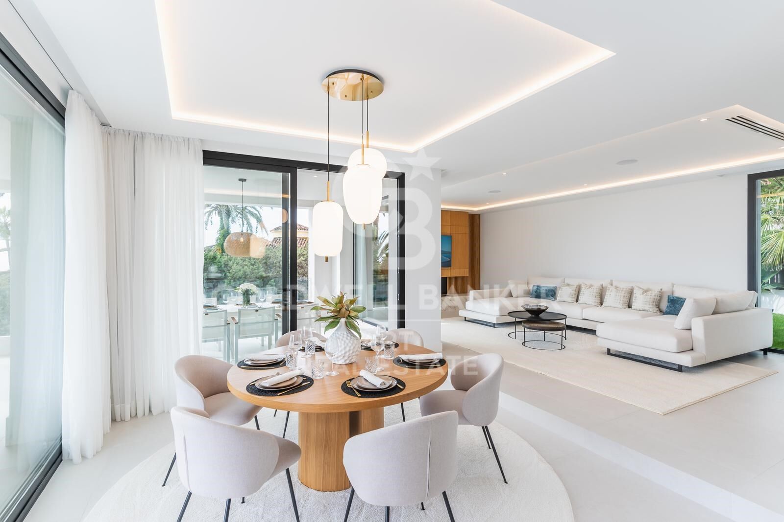 Villa moderna de estilo andaluz con vistas al mar en Marbesa, Marbella