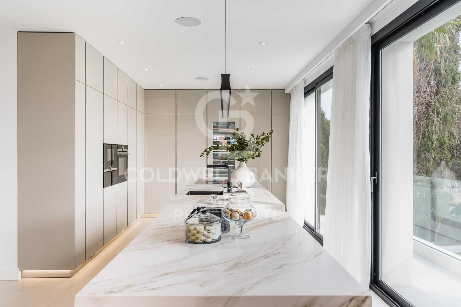 Villa moderna de estilo andaluz con vistas al mar en Marbesa, Marbella