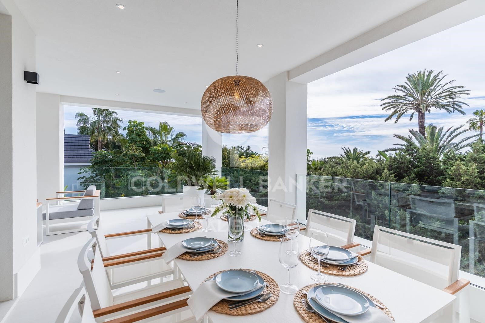 Villa moderna de estilo andaluz con vistas al mar en Marbesa, Marbella