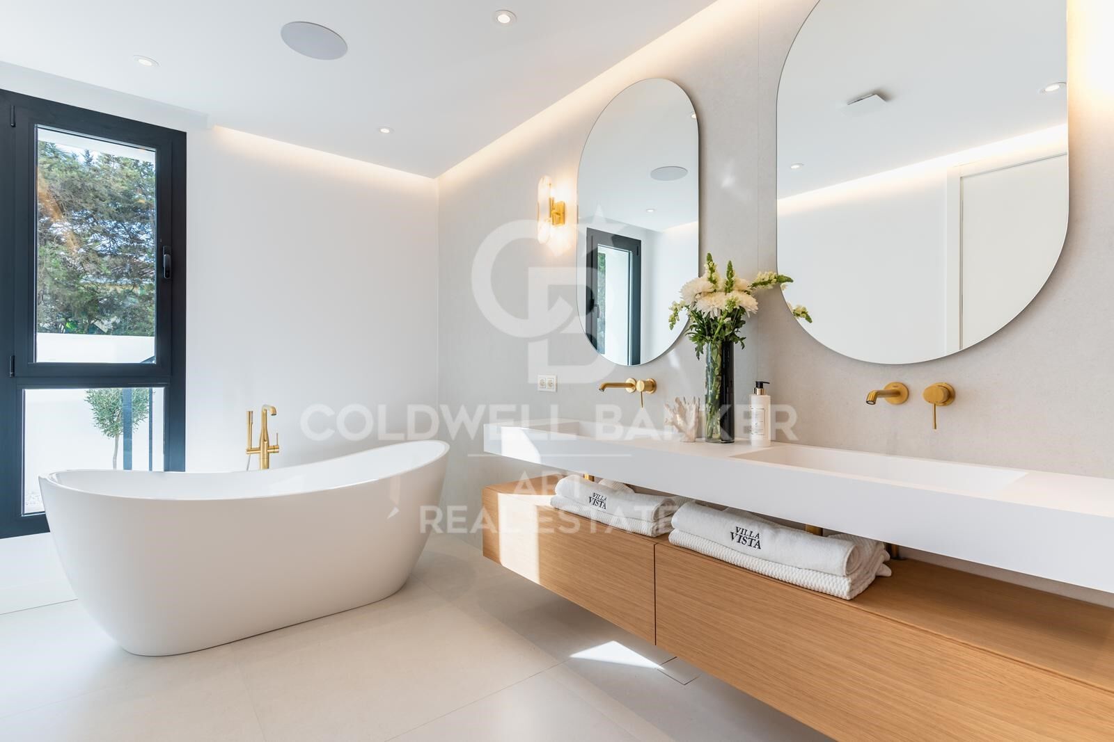 Villa moderna de estilo andaluz con vistas al mar en Marbesa, Marbella