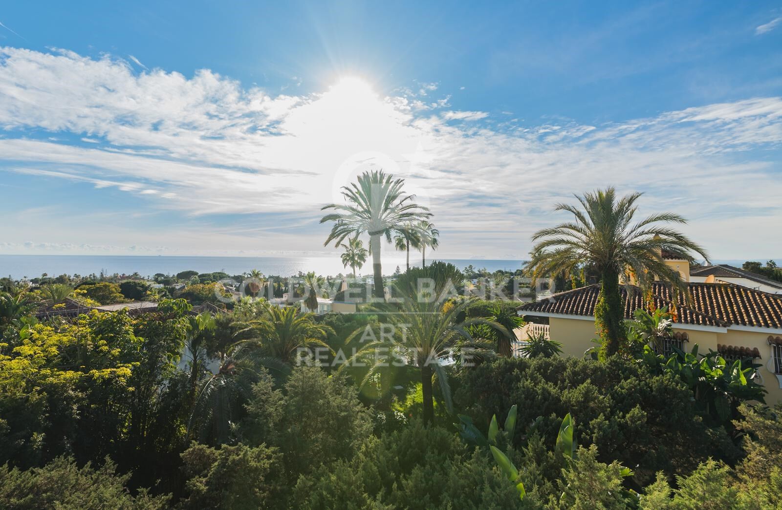 Villa moderna de estilo andaluz con vistas al mar en Marbesa, Marbella