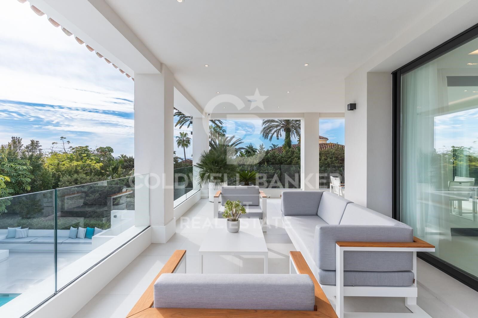 Villa moderna de estilo andaluz con vistas al mar en Marbesa, Marbella