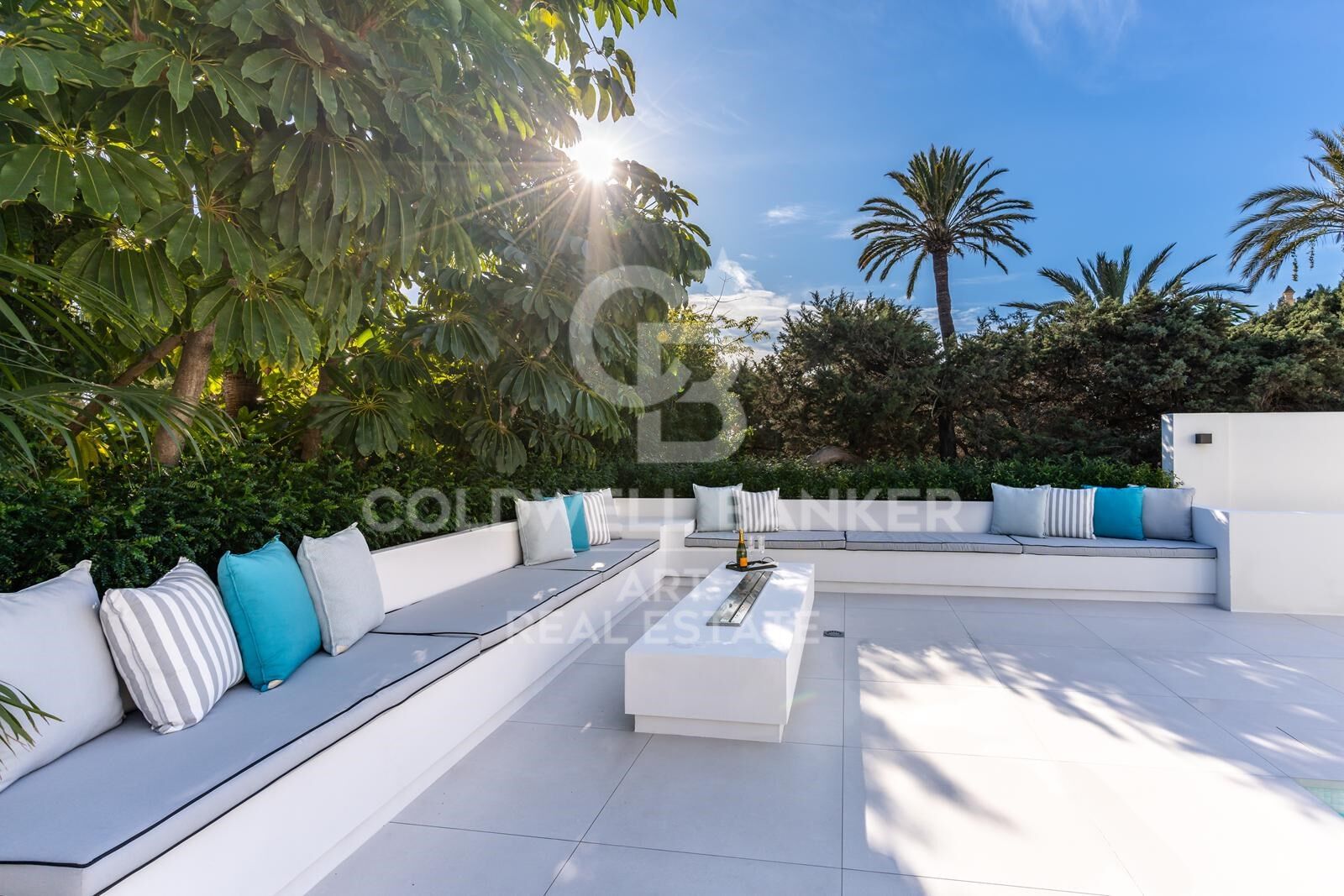 Villa moderna de estilo andaluz con vistas al mar en Marbesa, Marbella