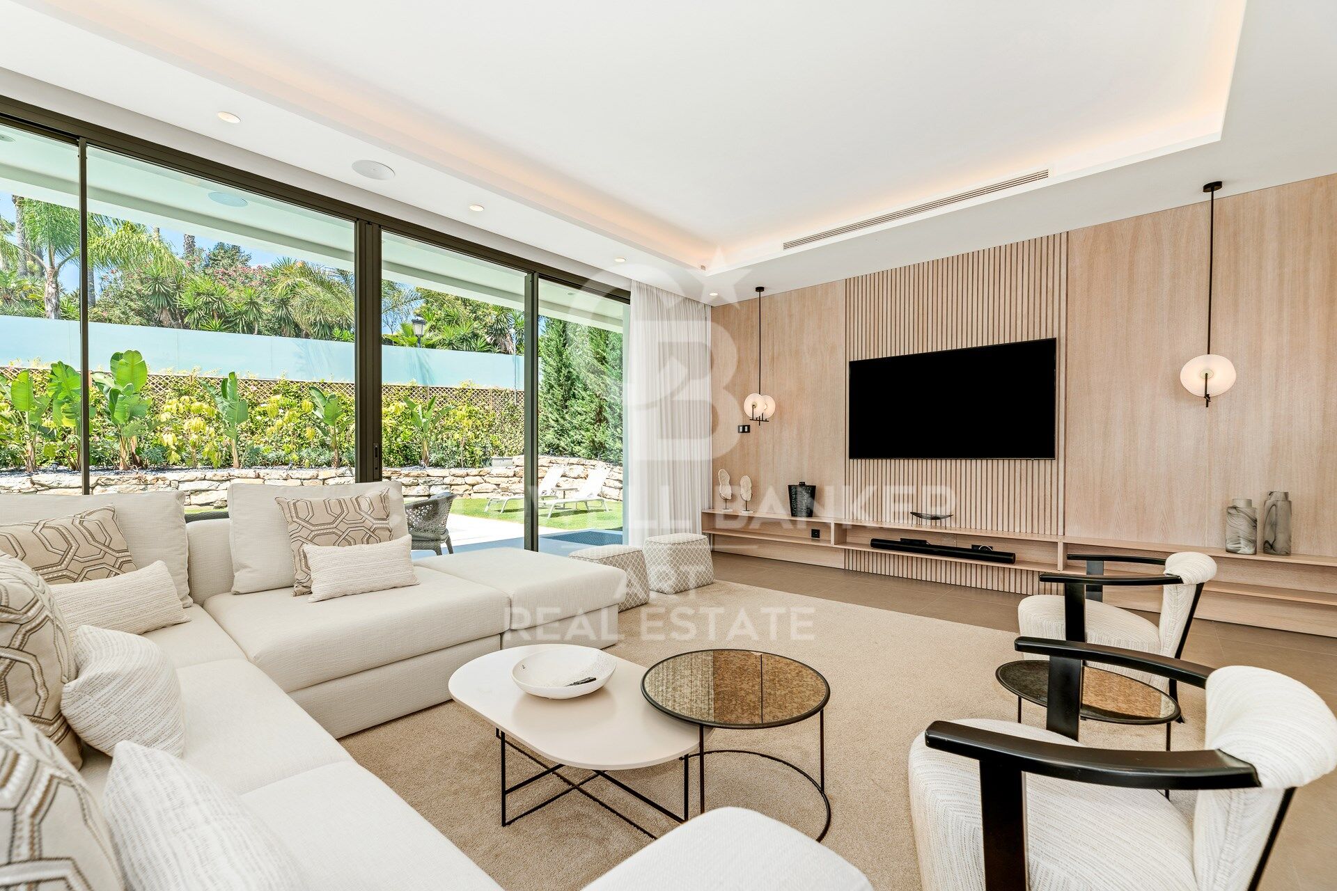 Refined contemporary villa in La Cerquilla, Nueva Andalucía