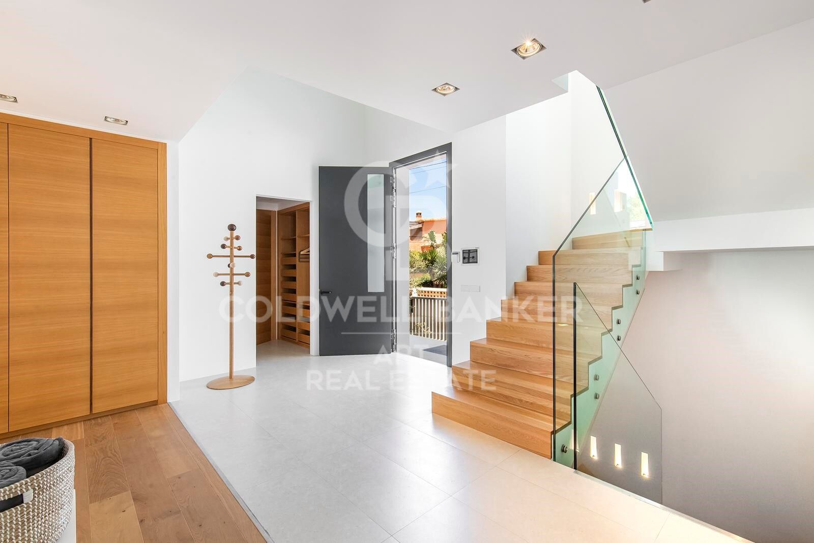 Contemporary beachfront luxury villa in Costabella, Marbella