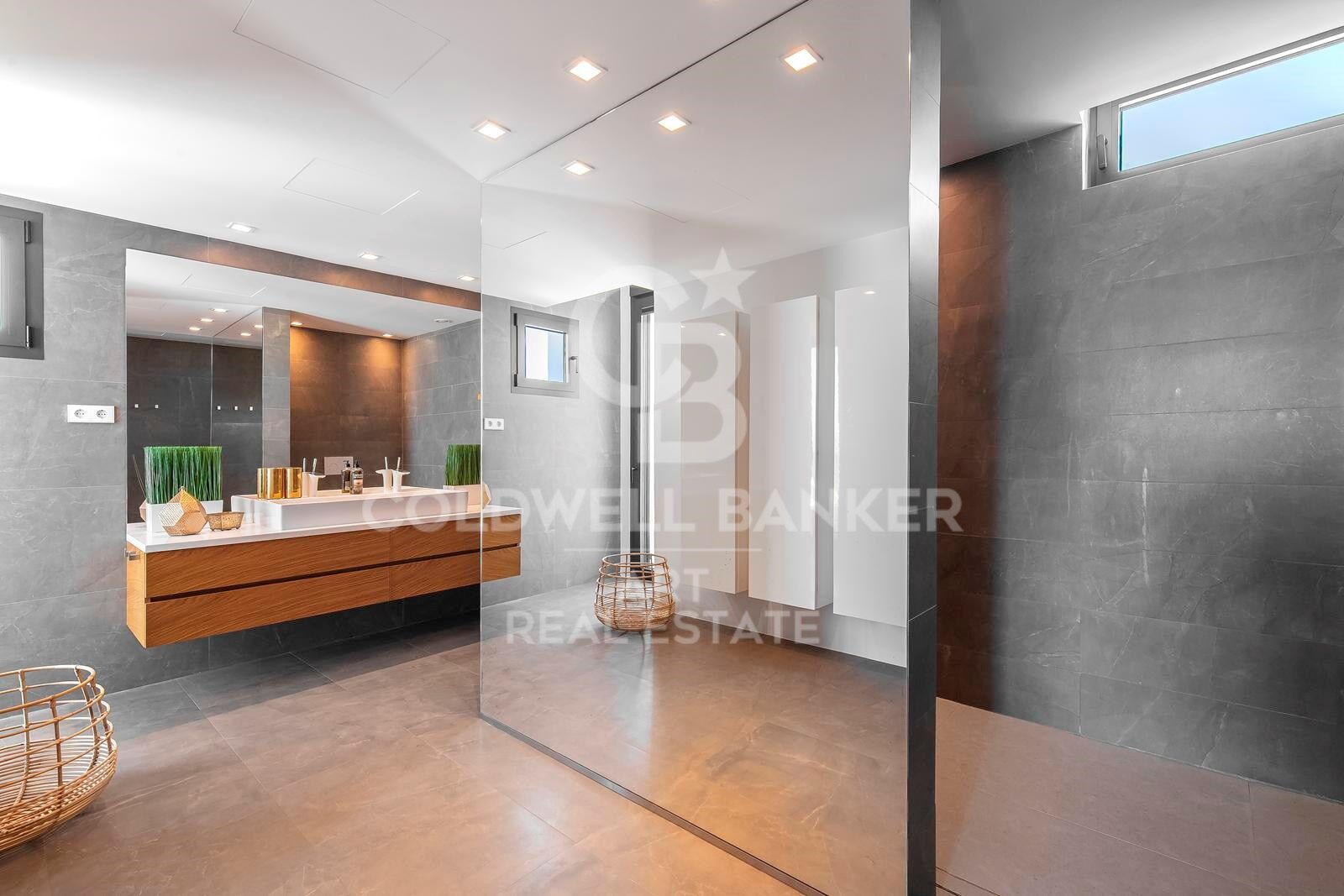 Contemporary beachfront luxury villa in Costabella, Marbella