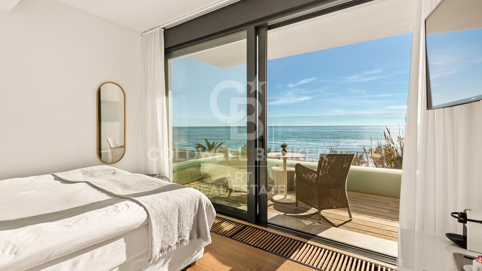 Villa de lujo contemporáneo frente al mar en Costabella, Marbella