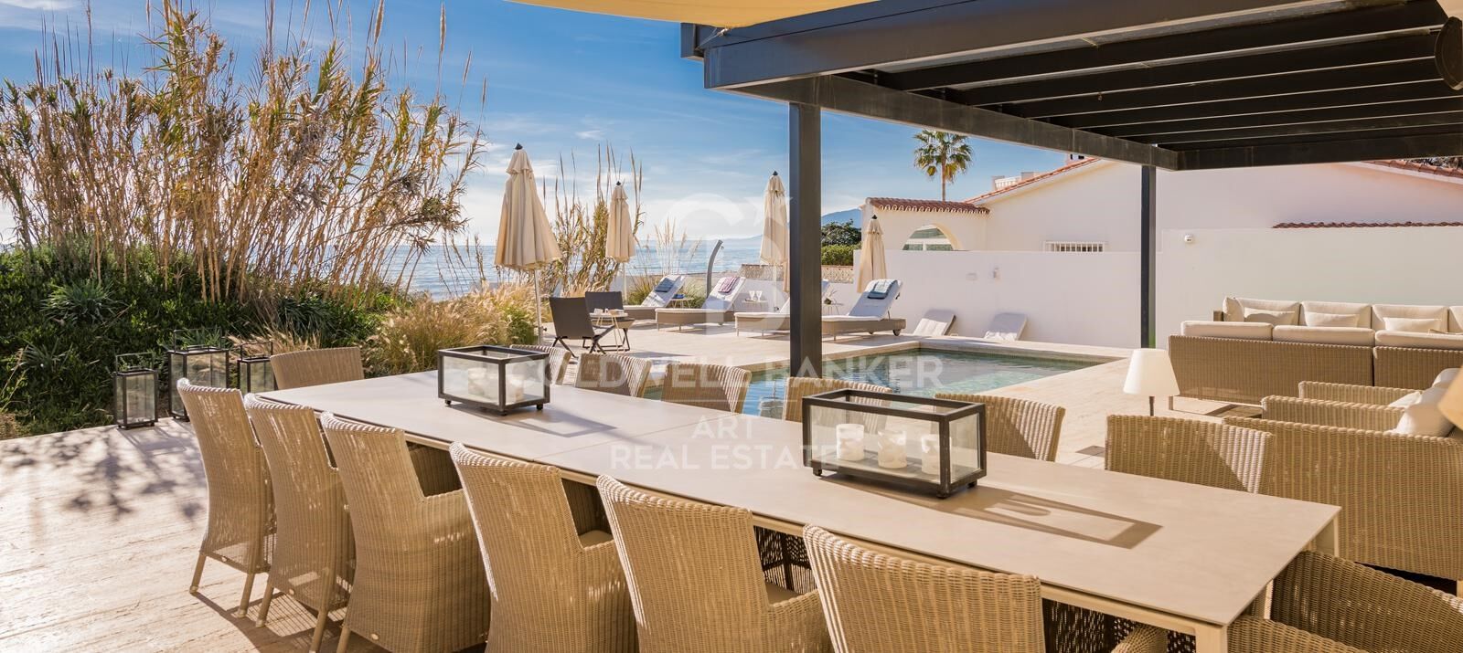 Zeitgenössische Luxusvilla direkt am Meer in Costabella, Marbella