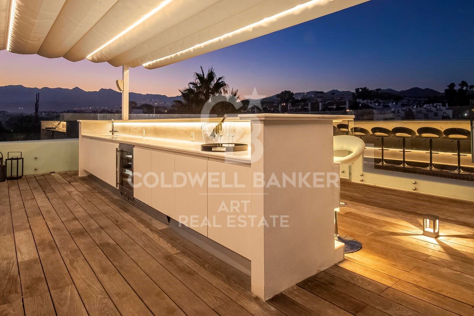 Zeitgenössische Luxusvilla direkt am Meer in Costabella, Marbella