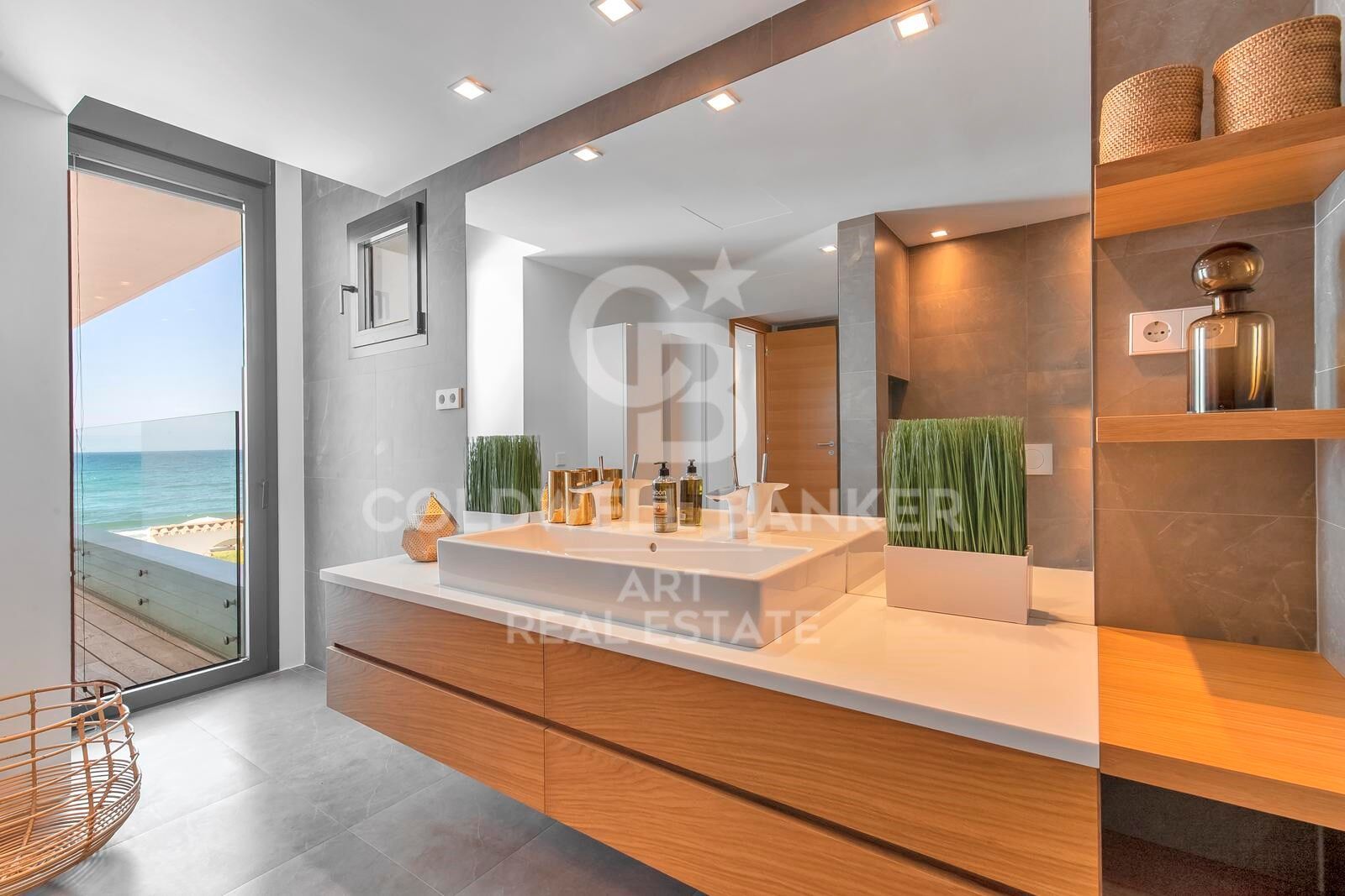 Zeitgenössische Luxusvilla direkt am Meer in Costabella, Marbella