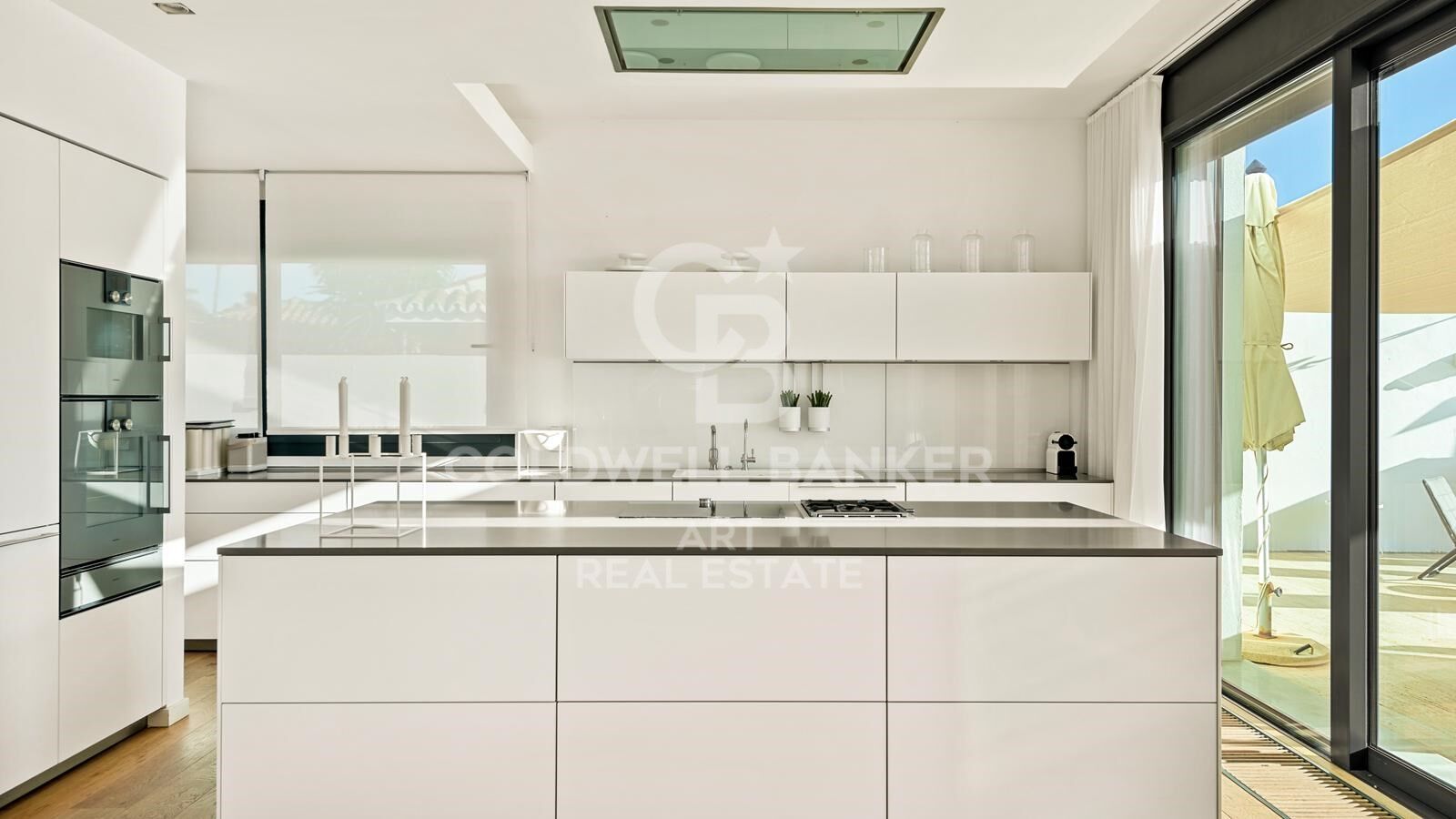 Zeitgenössische Luxusvilla direkt am Meer in Costabella, Marbella