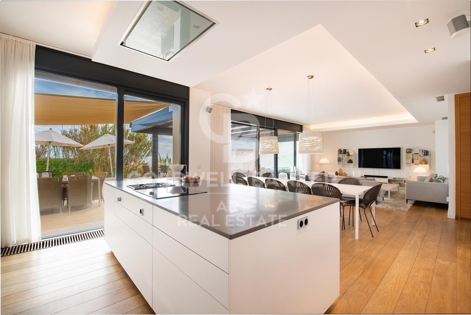 Zeitgenössische Luxusvilla direkt am Meer in Costabella, Marbella