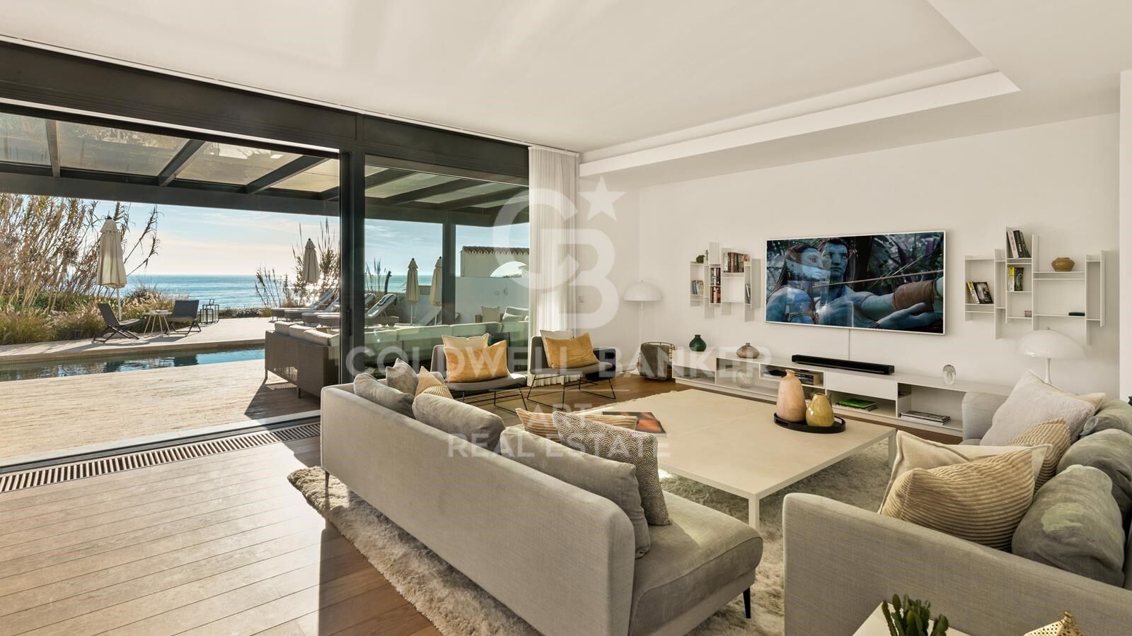 Zeitgenössische Luxusvilla direkt am Meer in Costabella, Marbella