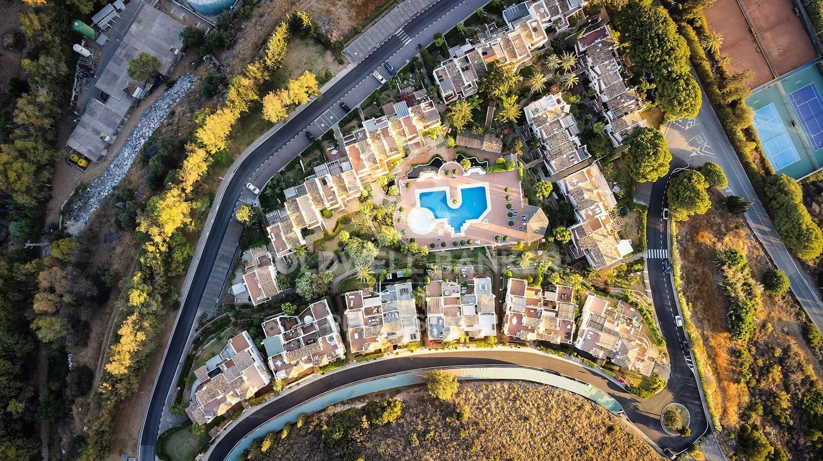 Adosado de lujo con diseño escandinavo y sofisticación mediterránea en la Milla de Oro, Marbella