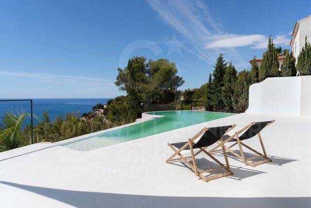 Villa Caleta - Estilo Ibicenco con Vistas Panorámicas al Mar Mediterráneo
