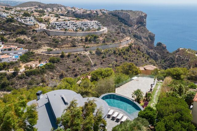 Villa Camilia - Recently renovated with sea views