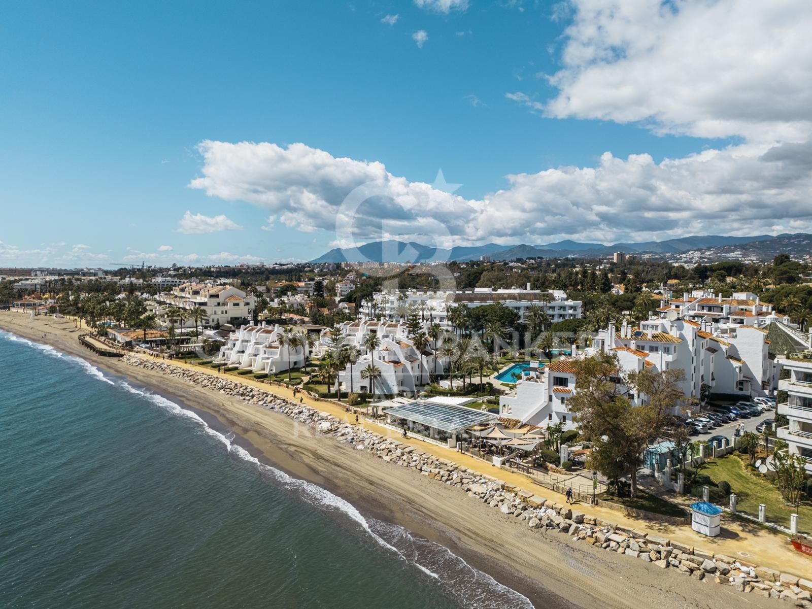 Apartamento estiloso con vistas al mar en Coral Beach, Milla de Oro