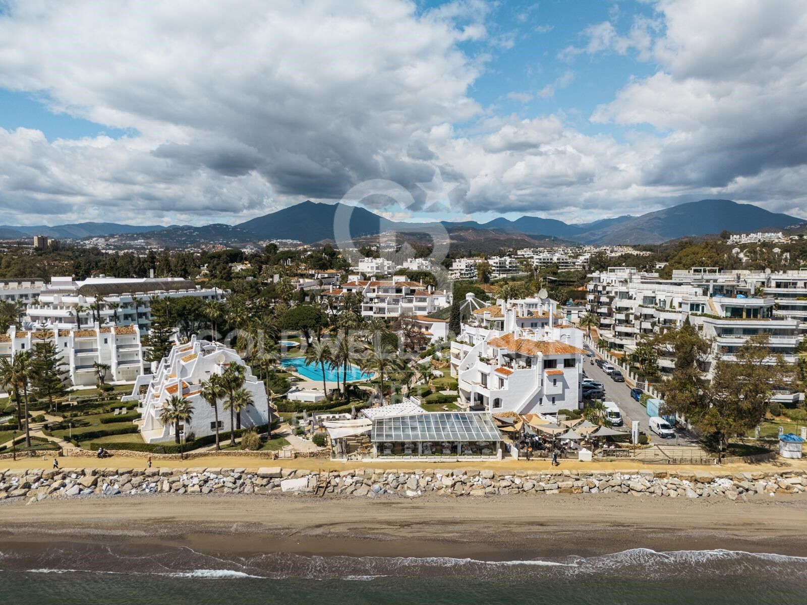 Apartamento estiloso con vistas al mar en Coral Beach, Milla de Oro