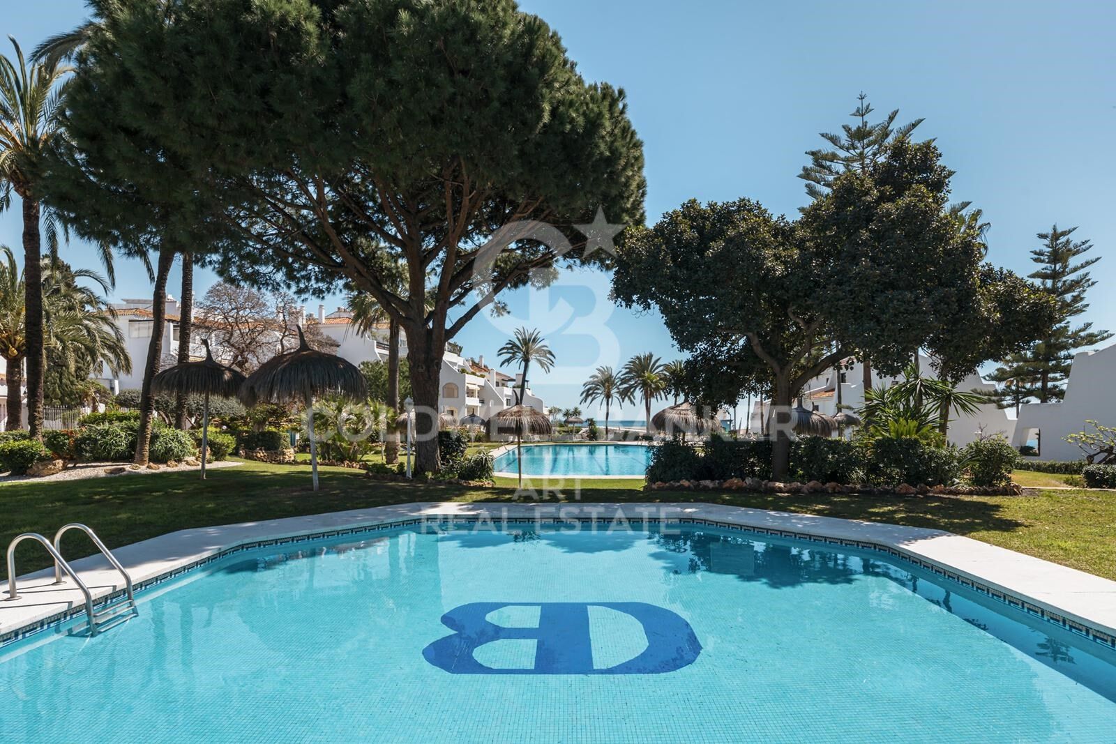 Apartamento estiloso con vistas al mar en Coral Beach, Milla de Oro