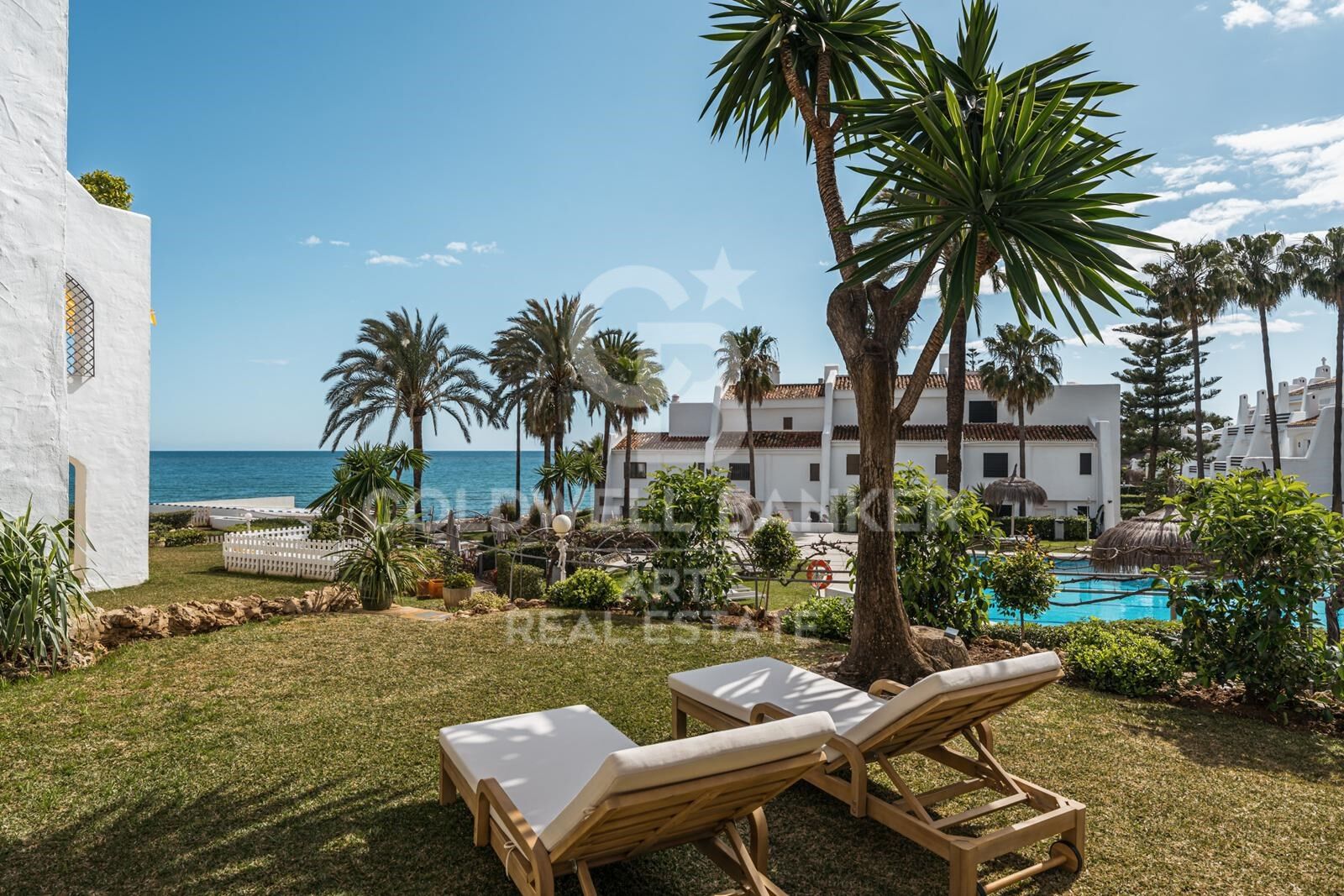 Apartamento estiloso con vistas al mar en Coral Beach, Milla de Oro