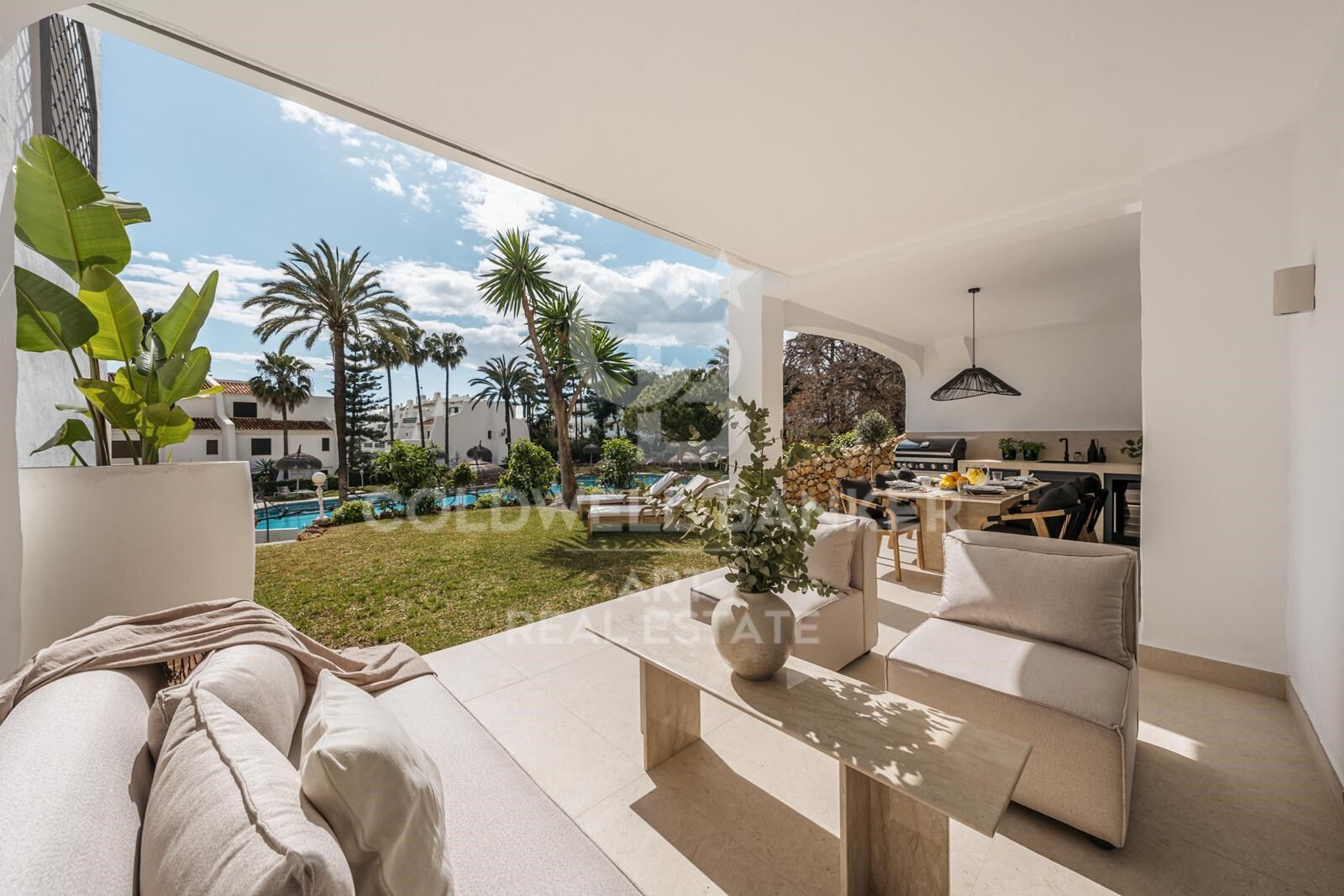 Apartamento estiloso con vistas al mar en Coral Beach, Milla de Oro