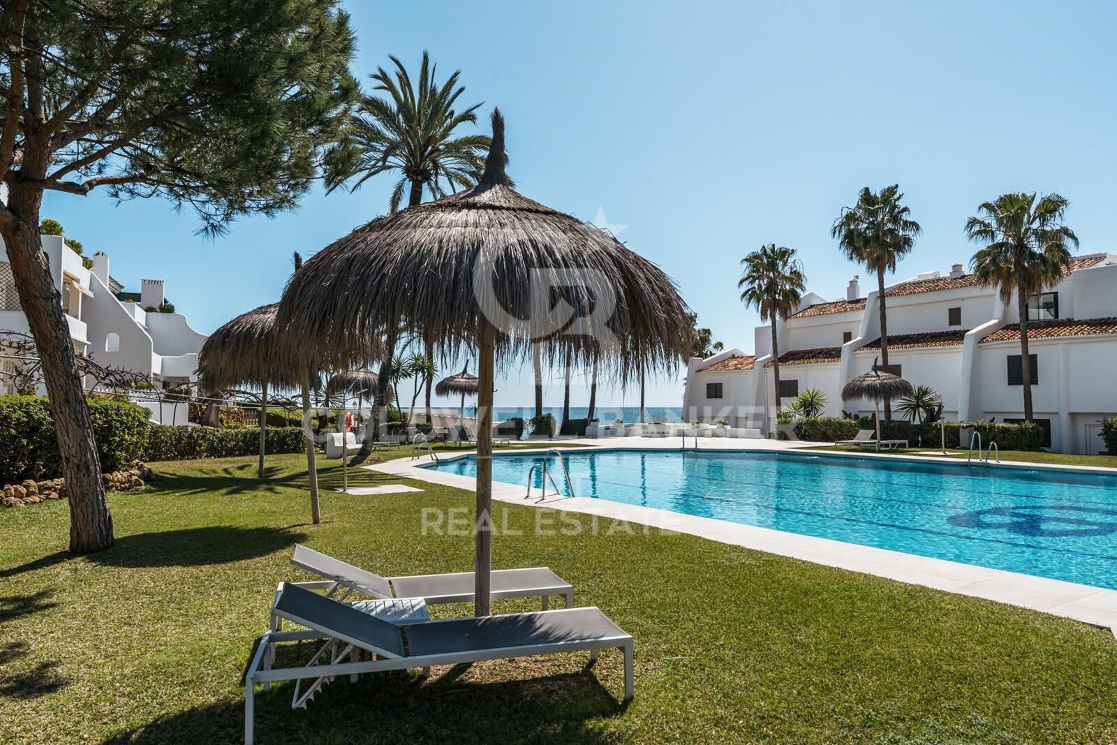 Apartamento estiloso con vistas al mar en Coral Beach, Milla de Oro
