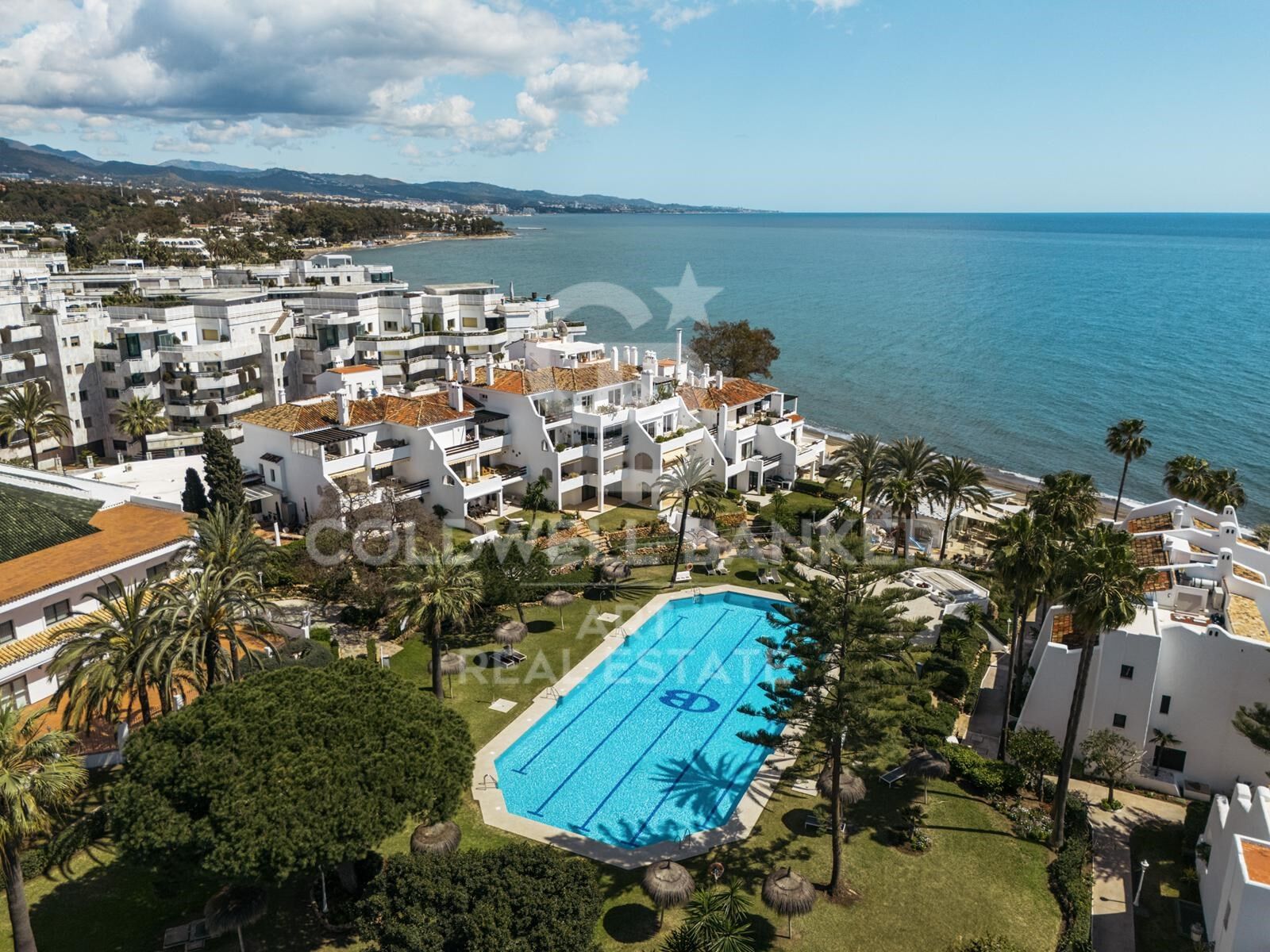 Apartamento estiloso con vistas al mar en Coral Beach, Milla de Oro